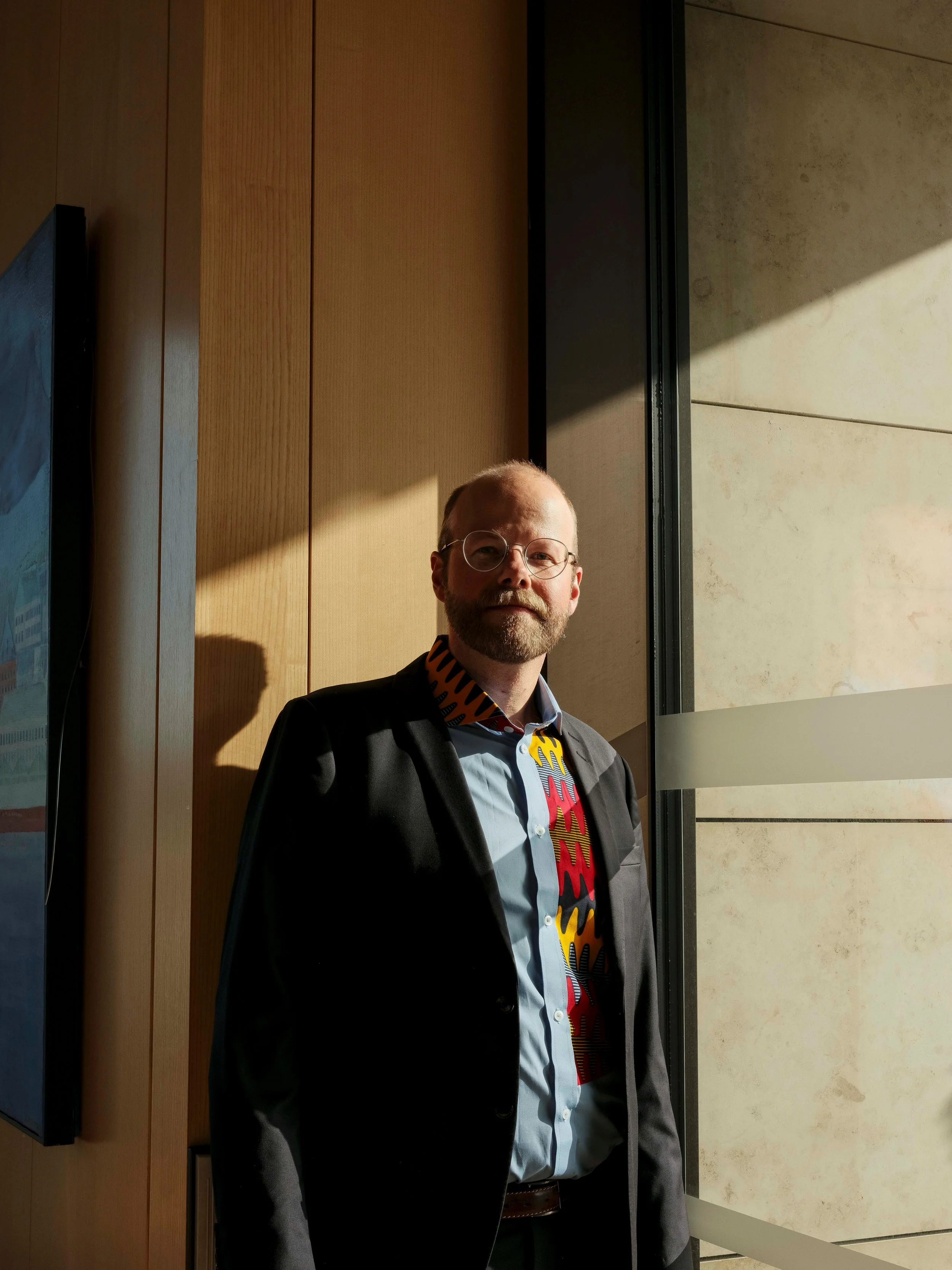 Mann som ser mot kamera