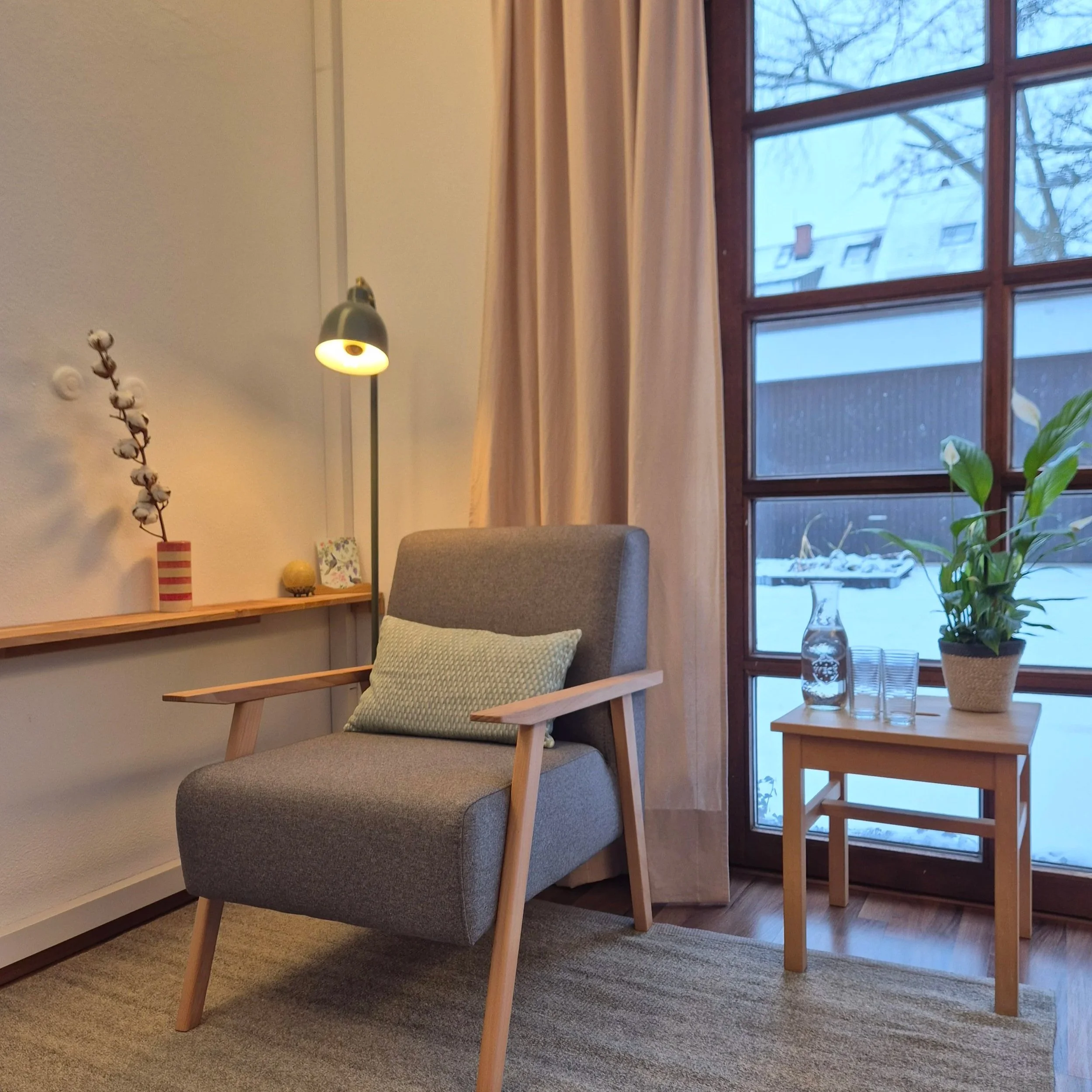 Warmer, gemütlicher Raum, entspannte Atmosphäre mit naturbelassenen, wertigen Möbeln.