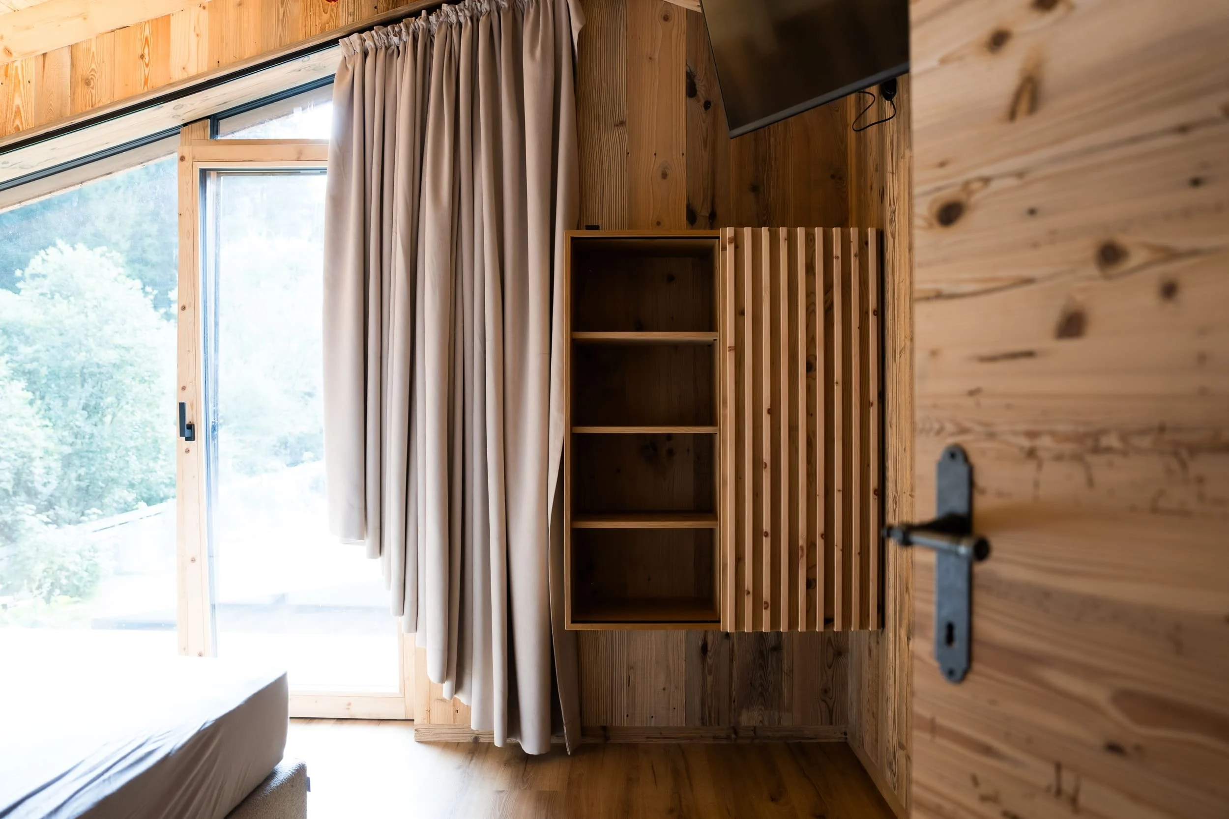 Gemütliches Schlafzimmer im SLØW Chalet mit hochwertigem Komfort und eigenem Badezimmer.