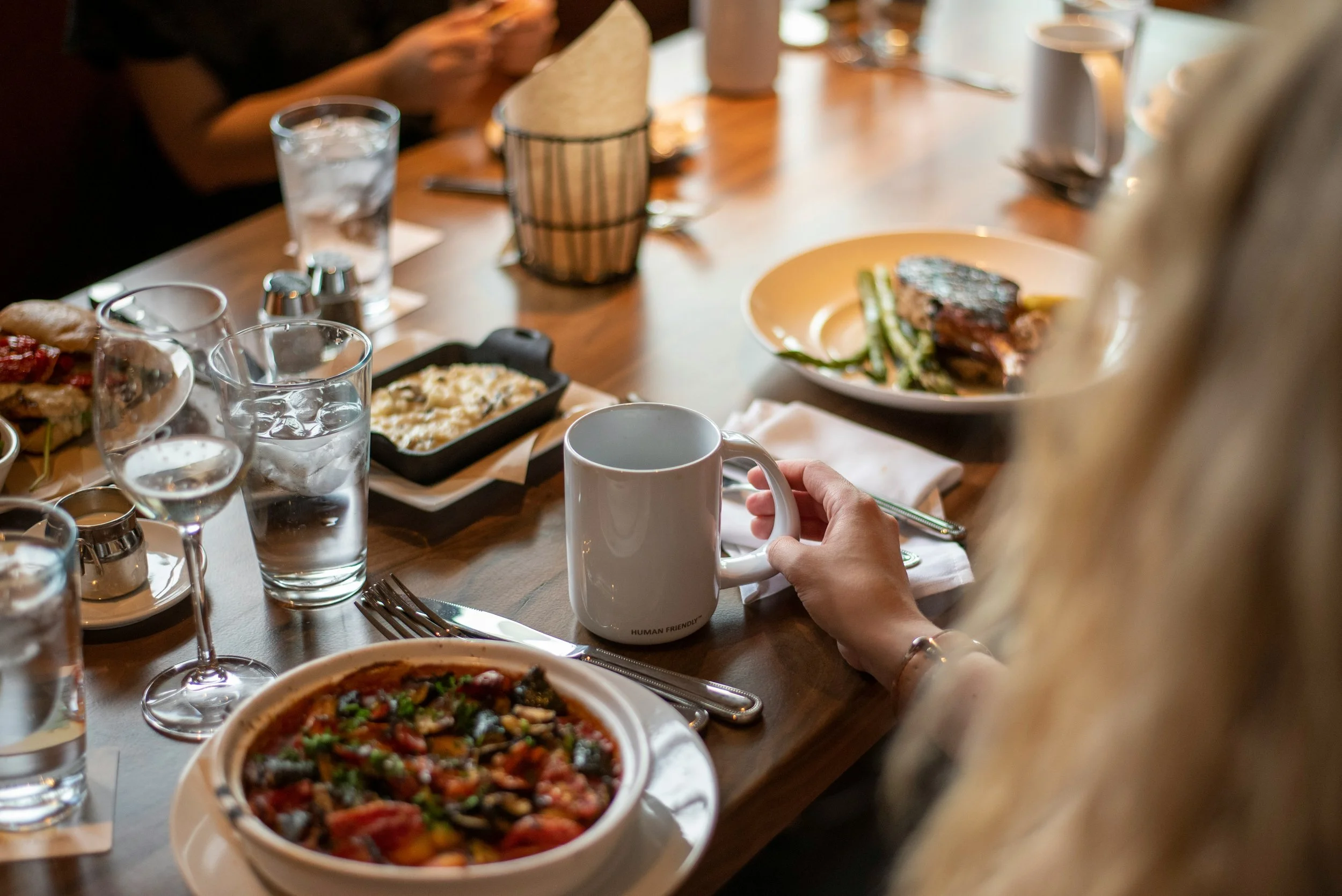 Kulinarischer Genuss im SLØW Chalet mit exklusivem Frühstücks- und Dinner-Service.