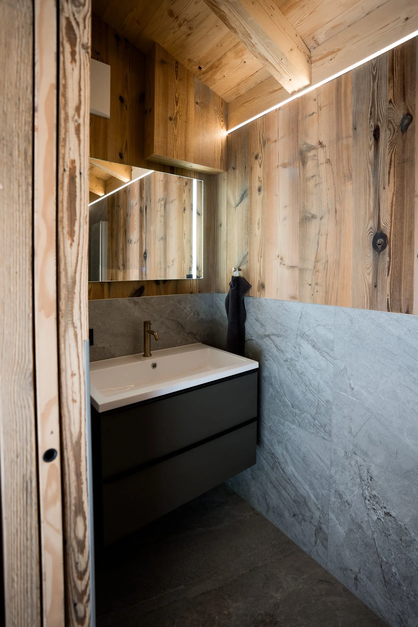 Modernes Badezimmer mit Regendusche im SLØW Chalet.