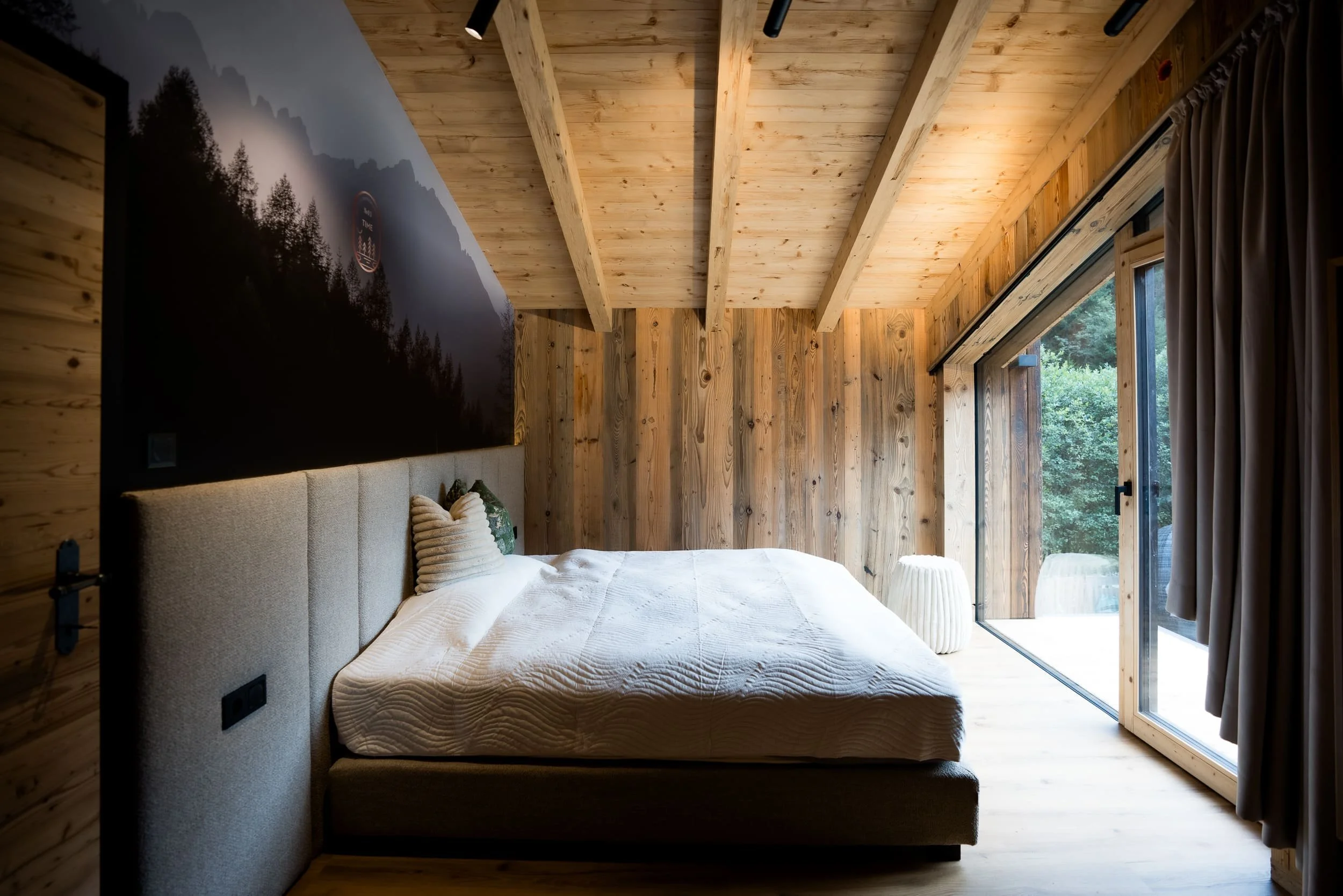 Gemütliches Schlafzimmer im SLØW Chalet mit hochwertigem Komfort und eigenem Badezimmer.