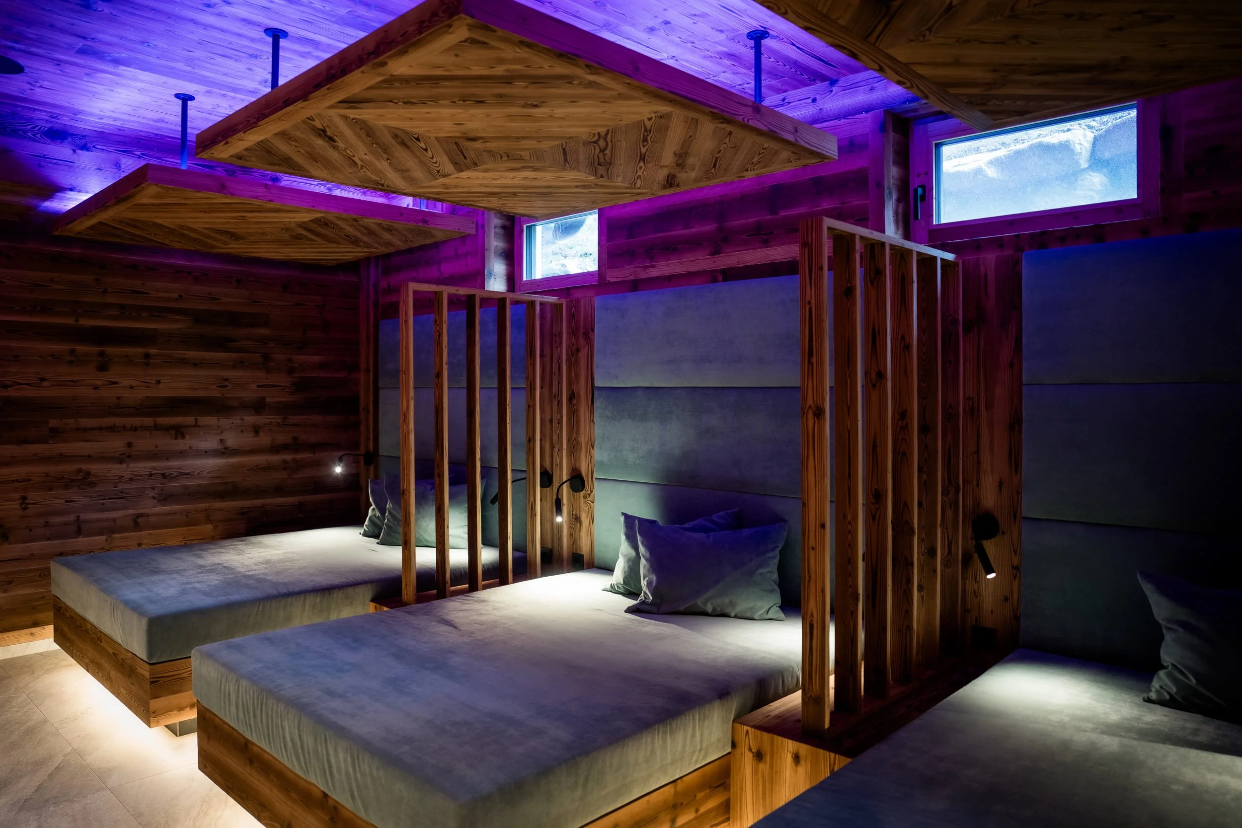Exklusiver Spa-Bereich mit Sauna und Ruhezone für Gäste der SLØW Chalets.