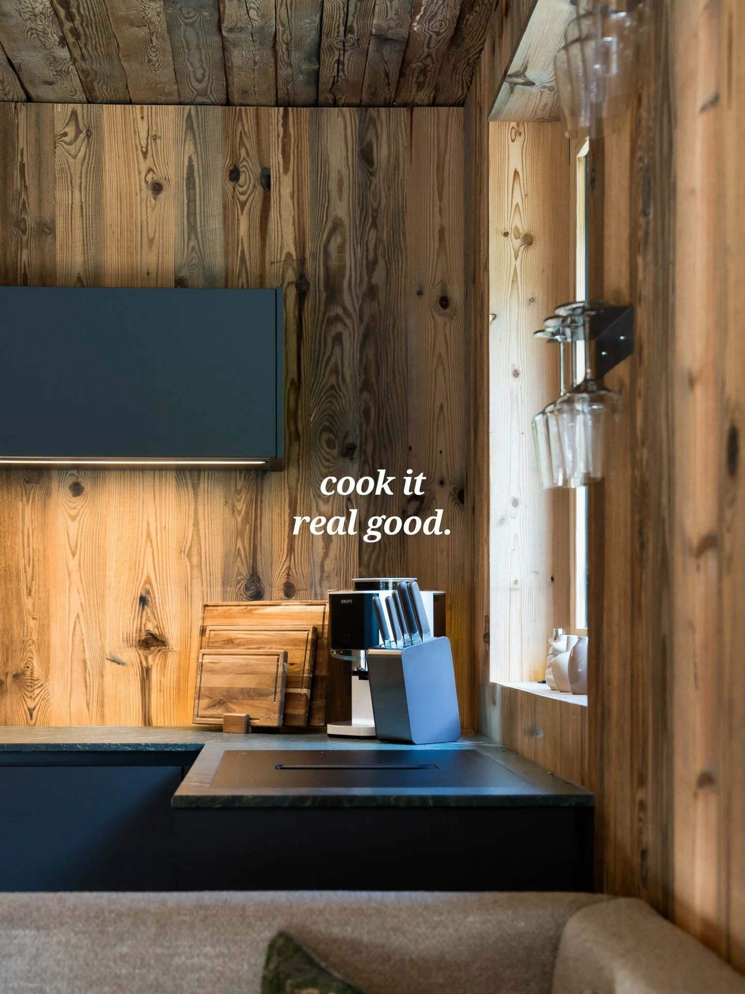 ᴄᴏᴏᴋ ɪᴛ ʀᴇᴀʟ ɢᴏᴏᴅ.

Ob selbst kochen in der voll ausgestatteten und hoch-modernen privaten K&uuml;che oder sich bedienen lassen bei einem exklusiven Private-Dine. Du entscheidest. Und genie&szlig;t.

Wir haben ge&ouml;ffnet! Bis Ende Oktober k&ouml;n
