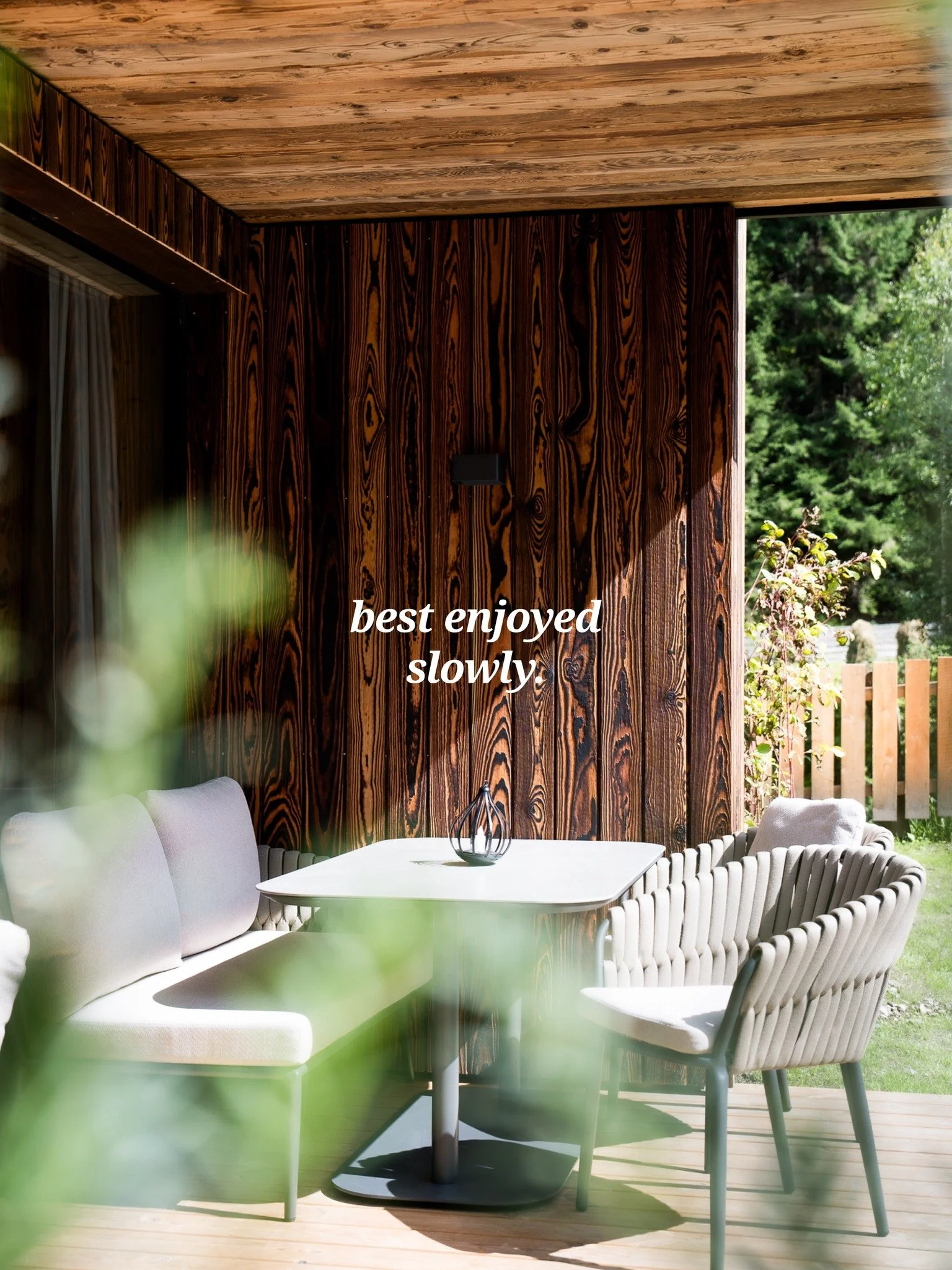 ʙᴇꜱᴛ ᴇɴᴊᴏʏᴇᴅ ꜱʟᴏᴡʟʏ.

Jedes Chalet verf&uuml;gt &uuml;ber gro&szlig;z&uuml;gige, private Freifl&auml;chen. Bei uns bekommt ihr Zeit und Raum, die umgebende Natur zu genie&szlig;en. &Uuml;brigens auch vom privaten Jacuzzi aus.

Wir haben ge&ouml;ffnet