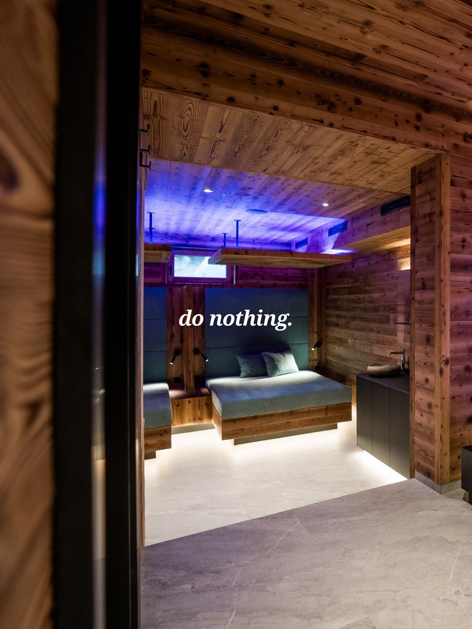 ᴅᴏ ɴᴏᴛʜɪɴɢ.

Es ist gar nicht so leicht, wie es klingt. Wir von SLOW Chalets helfen dir aber dabei. Zum Beispiel mit unserem exklusiven SPA-Bereich. Reinkommen, abschalten, entspannen.

Wir haben ge&ouml;ffnet! Bis Ende Oktober k&ouml;nnt ihr noch vo