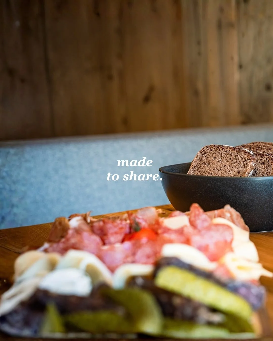 ᴍᴀᴅᴇ ᴛᴏ ꜱʜᴀʀᴇ.

Ein voller Tisch, eure Lieblingsmenschen und Zeit, von allem ein bisschen zu probieren. Noch ein St&uuml;ck Brot nehmen, weitererz&auml;hlen, sitzen bleiben. Es eilt ja nichts. Daf&uuml;r ist Urlaub da.

Bei SLOW genie&szlig;en wir am