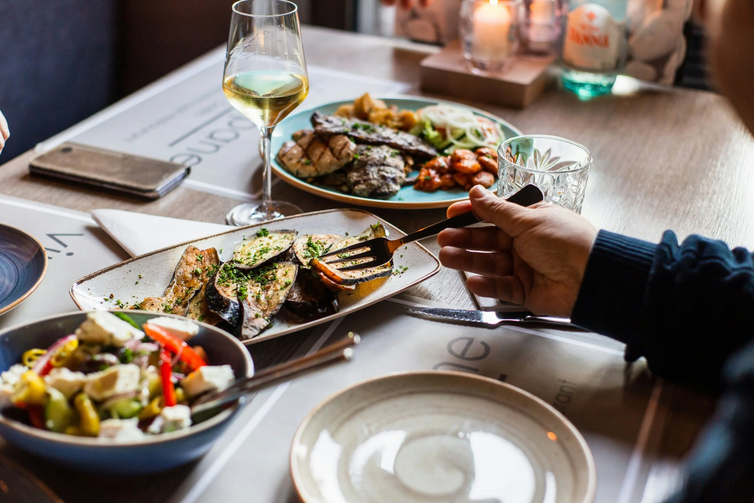 Vom frühen Morgen bis in den Abend: Genuss ganz privat. Auf Anfrage verwöhnen wir Sie beim Private Dining direkt in Ihrem Chalet.