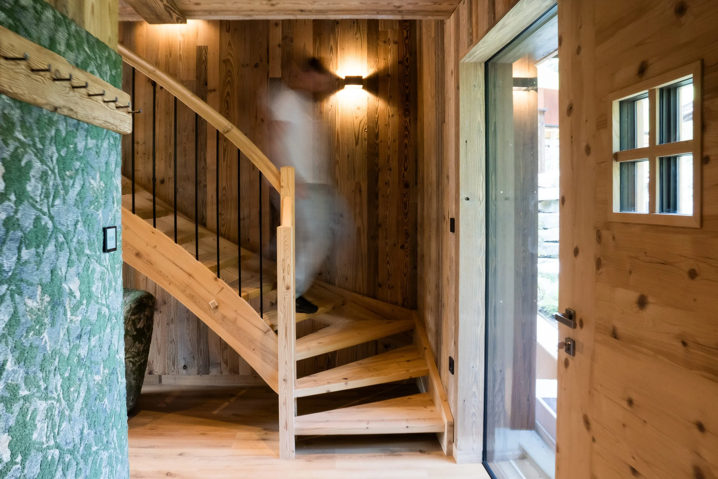 Heller Wohn- und Essbereich im SLØW Chalet mit moderner Einrichtung und großflächigen Fenstern.