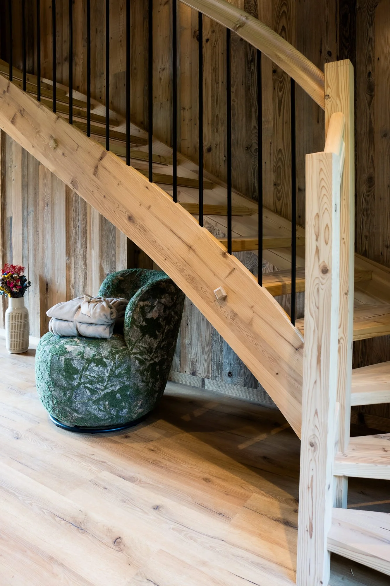 Heller Wohn- und Essbereich im SLØW Chalet mit moderner Einrichtung und großflächigen Fenstern.