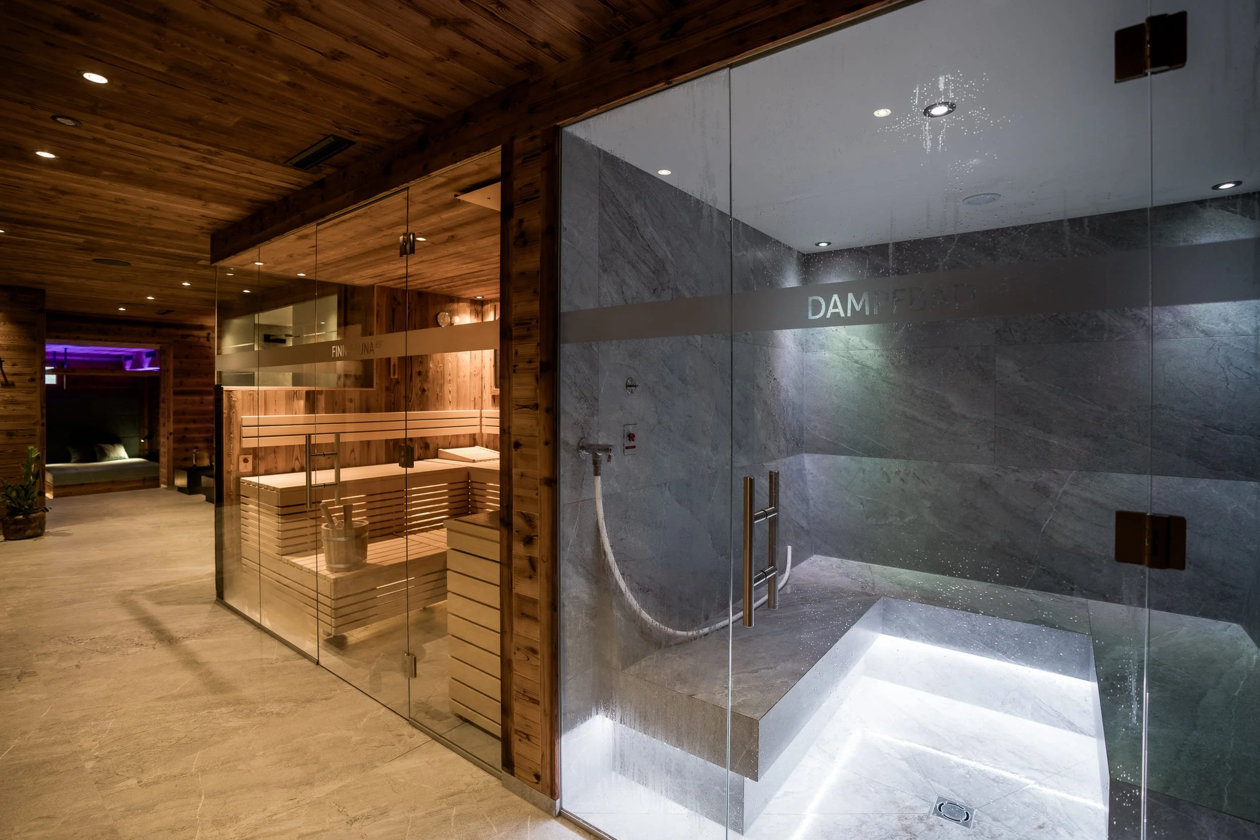 Exklusiver Spa-Bereich mit Sauna und Ruhezone für Gäste der SLØW Chalets.