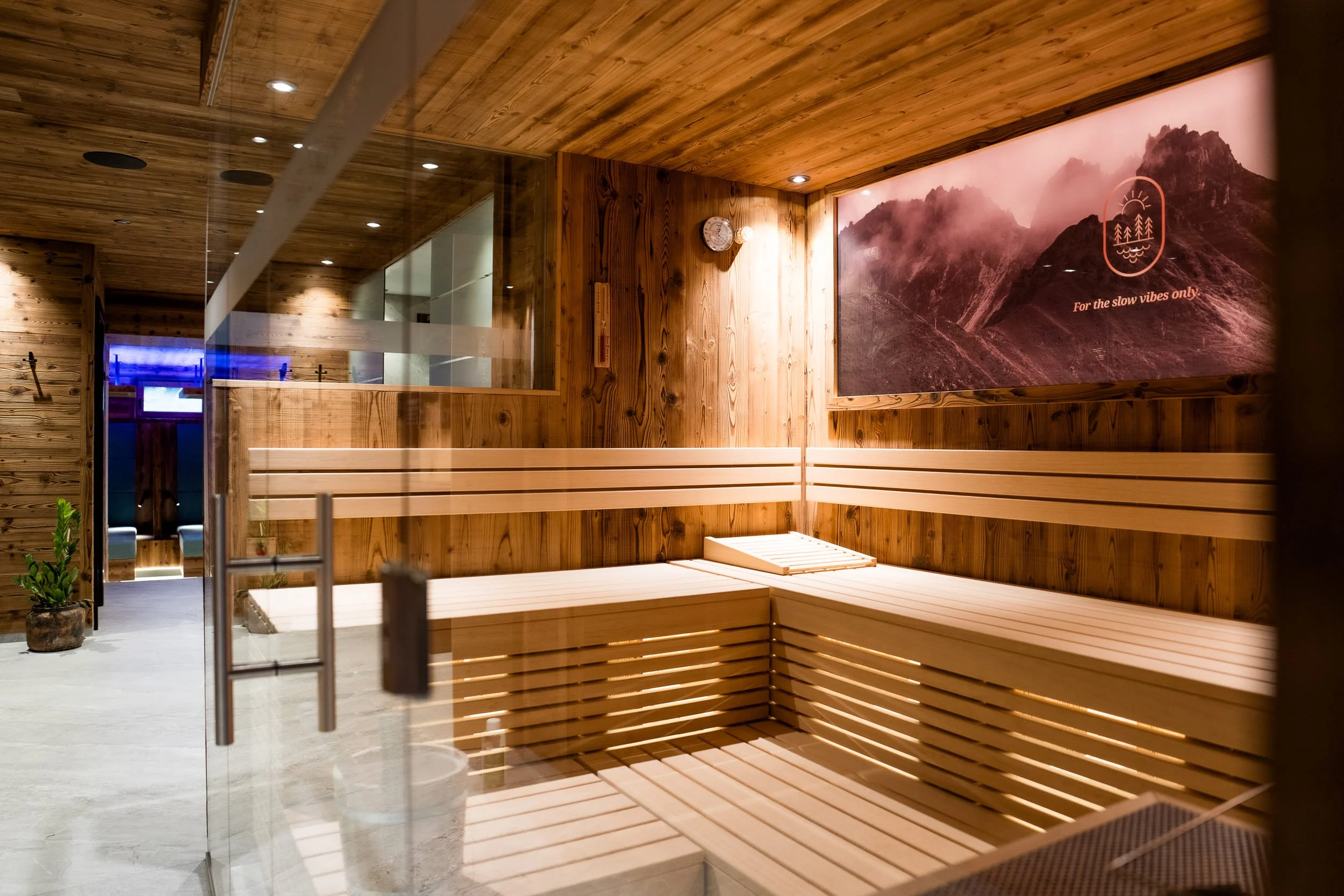 Exklusiver Spa-Bereich mit Sauna und Ruhezone für Gäste der SLØW Chalets.