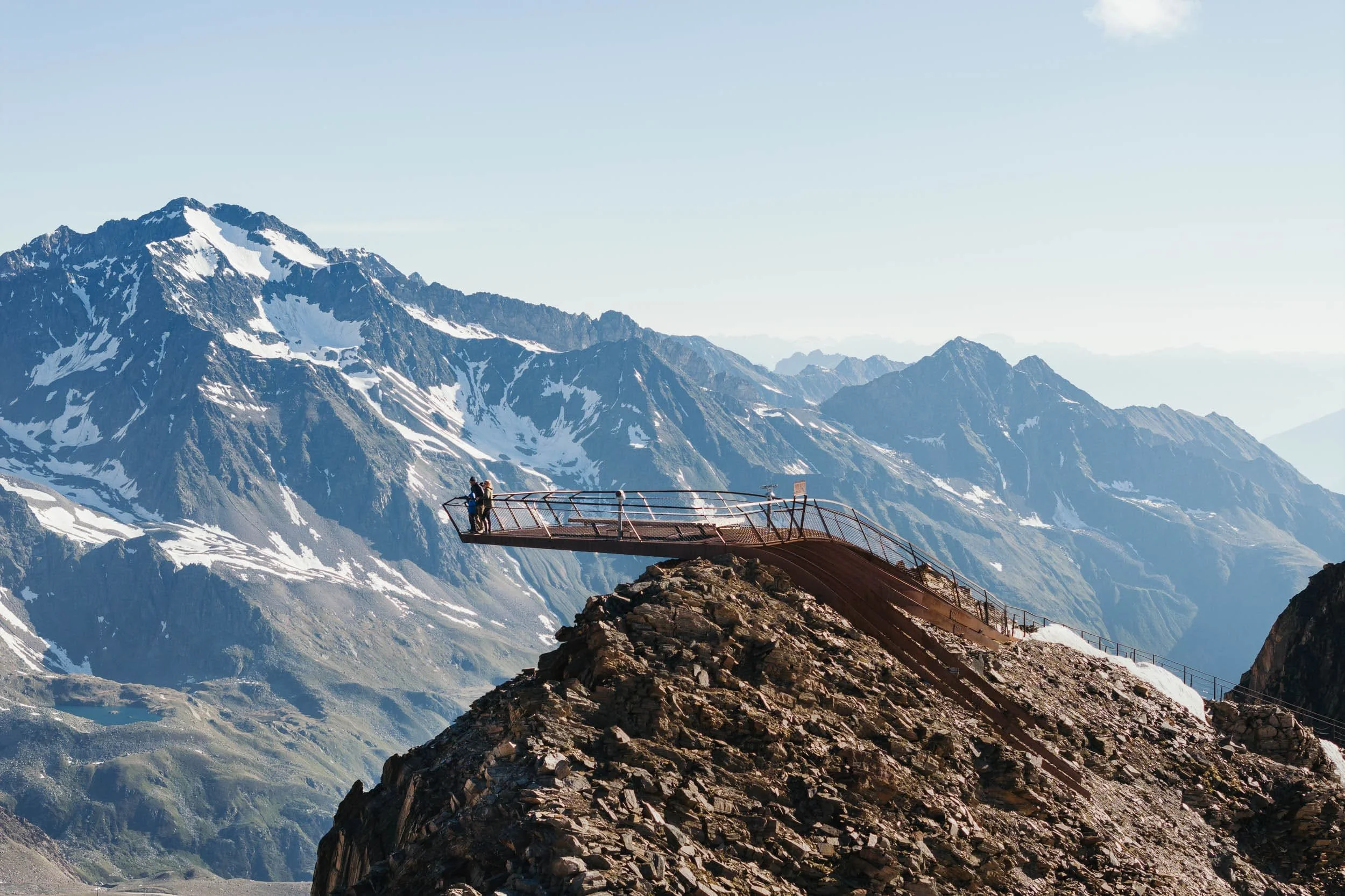Natur- und Berglandschaft des Stubaitals rund um die SLØW Chalets.