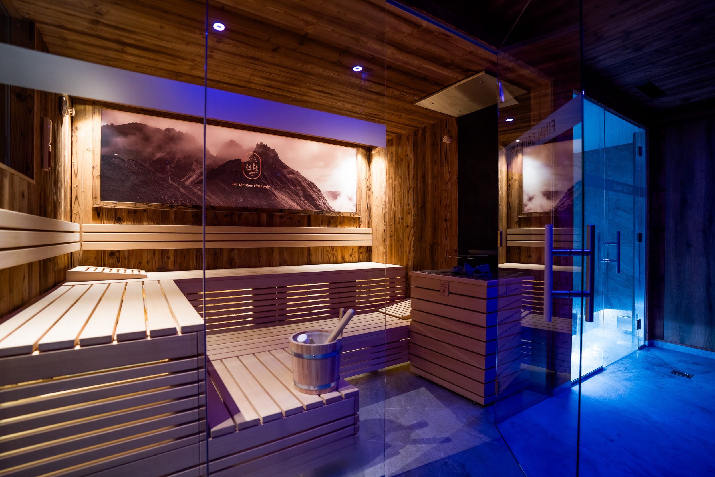 Exklusiver Spa-Bereich mit Sauna und Ruhezone für Gäste der SLØW Chalets.