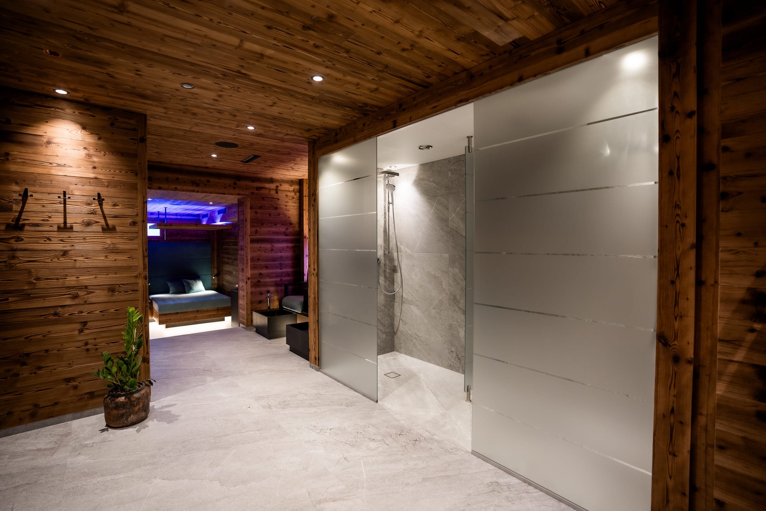 Exklusiver Spa-Bereich mit Sauna und Ruhezone für Gäste der SLØW Chalets.
