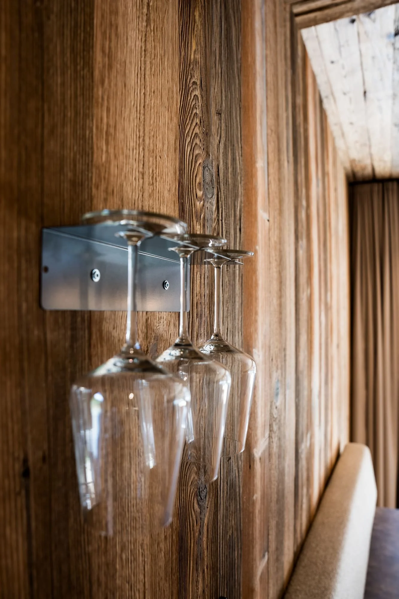 Heller Wohn- und Essbereich im SLØW Chalet mit moderner Einrichtung und großflächigen Fenstern.