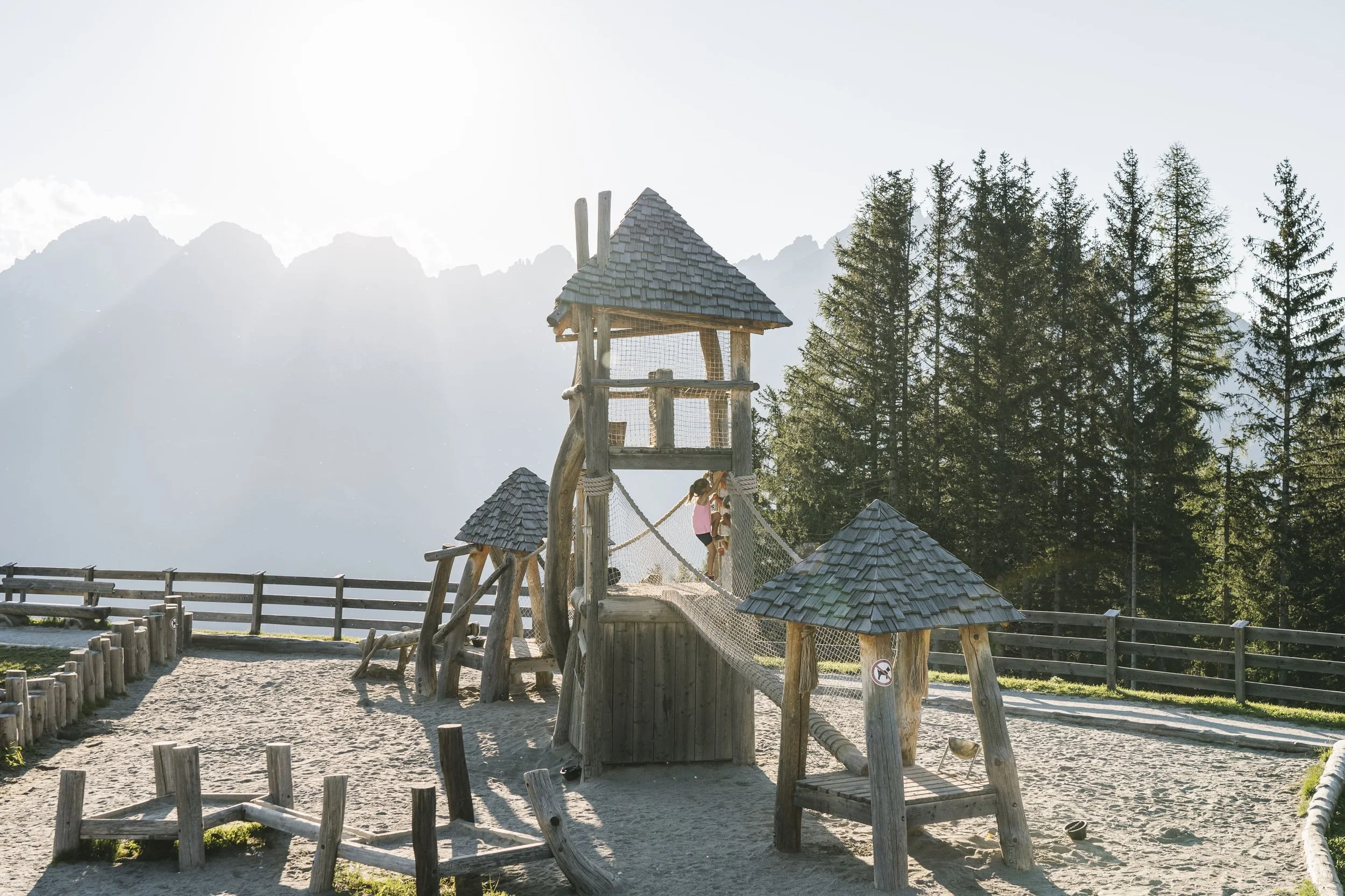 Natur- und Berglandschaft des Stubaitals rund um die SLØW Chalets.