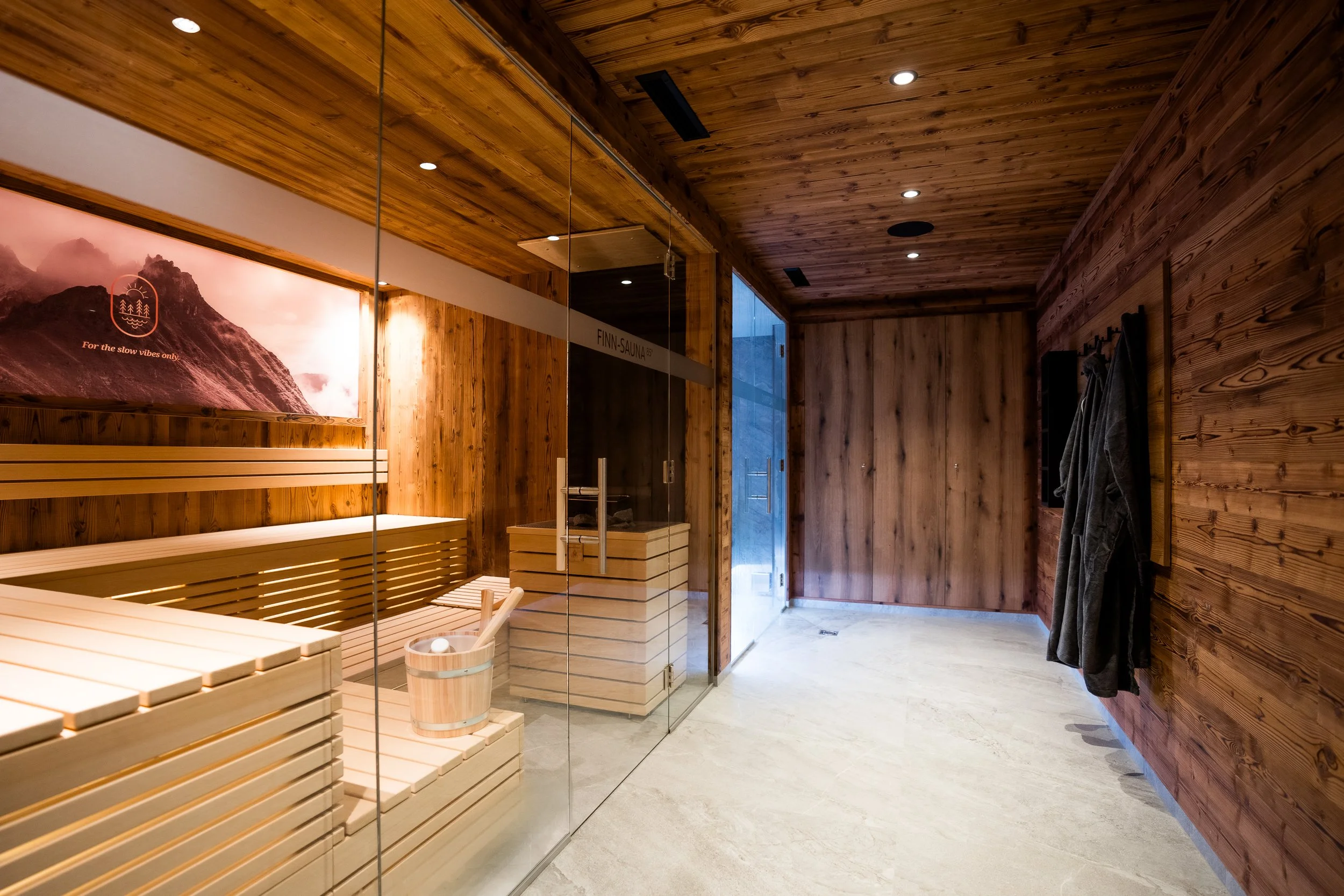 Exklusiver Spa-Bereich mit Sauna und Ruhezone für Gäste der SLØW Chalets.