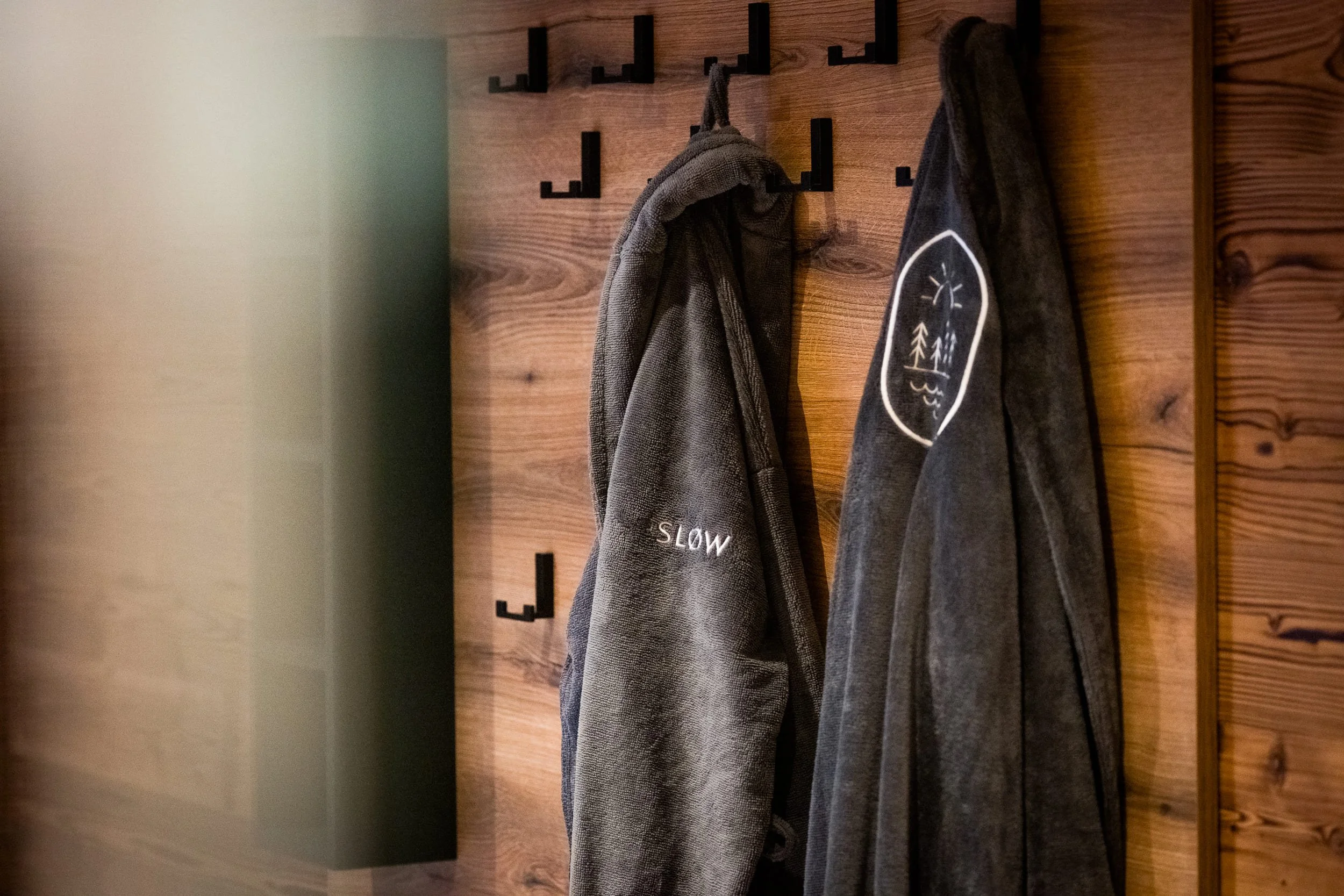 Exklusiver Spa-Bereich mit Sauna und Ruhezone für Gäste der SLØW Chalets.