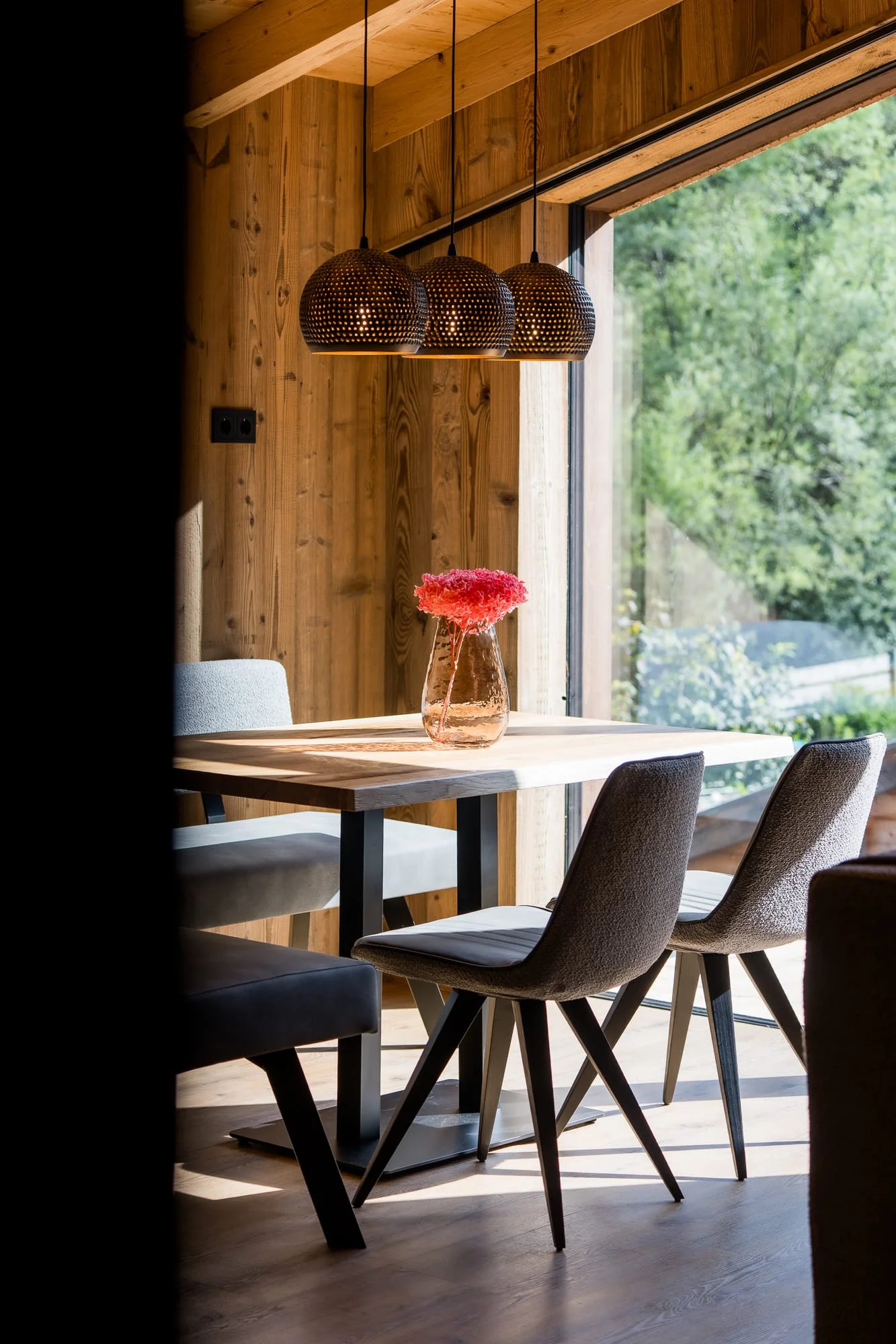 Heller Wohn- und Essbereich im SLØW Chalet mit moderner Einrichtung und großflächigen Fenstern.