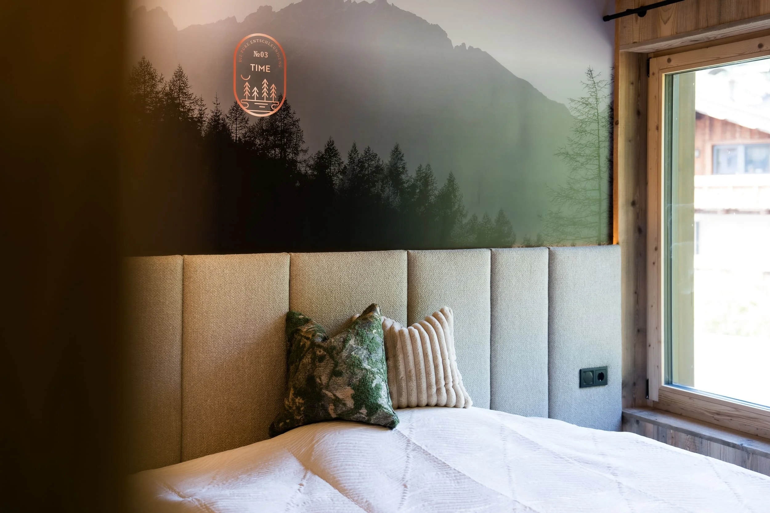 Gemütliches Schlafzimmer im SLØW Chalet mit hochwertigem Komfort und eigenem Badezimmer.