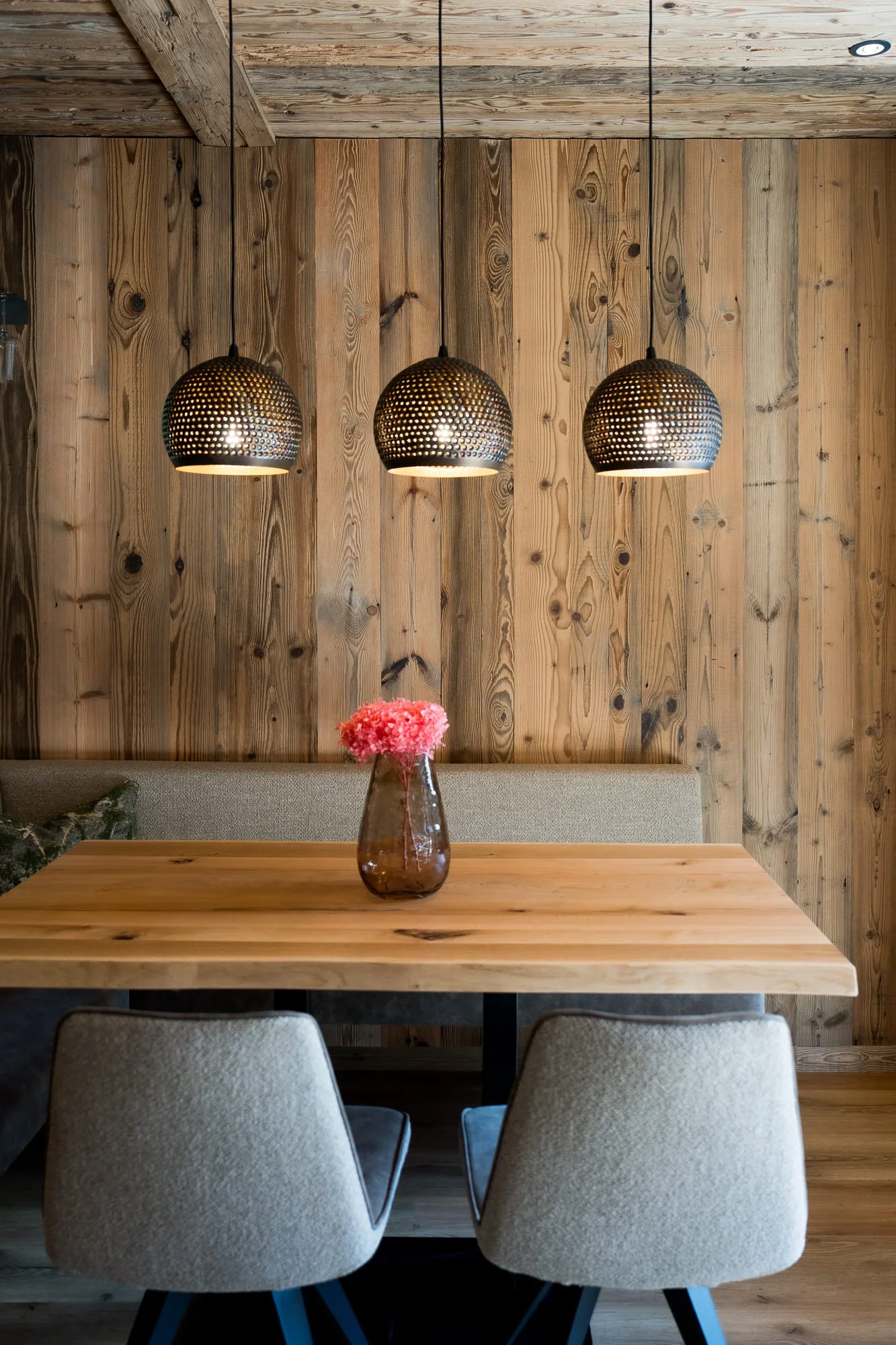 Heller Wohn- und Essbereich im SLØW Chalet mit moderner Einrichtung und großflächigen Fenstern.