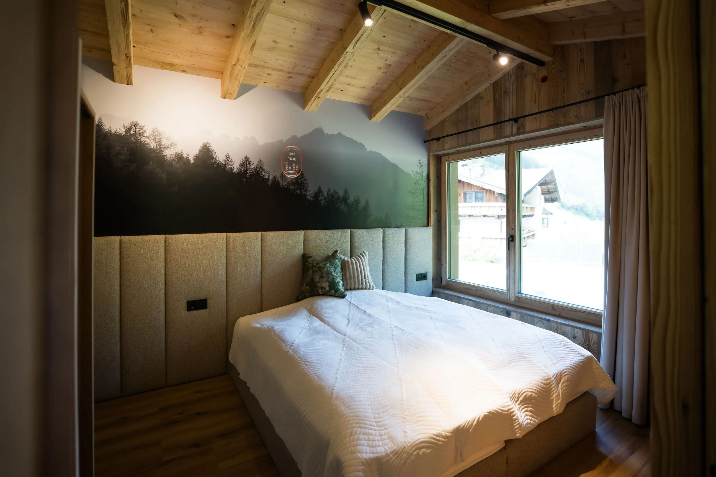 Gemütliches Schlafzimmer im SLØW Chalet mit hochwertigem Komfort und eigenem Badezimmer.