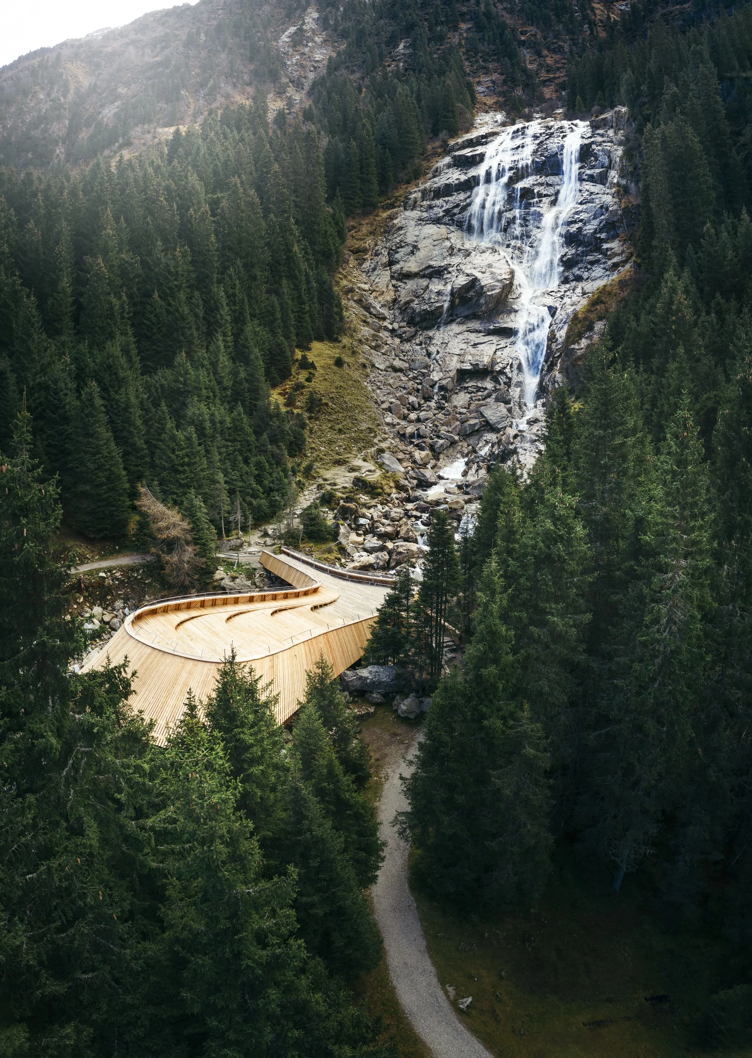 Natur- und Berglandschaft des Stubaitals rund um die SLØW Chalets.