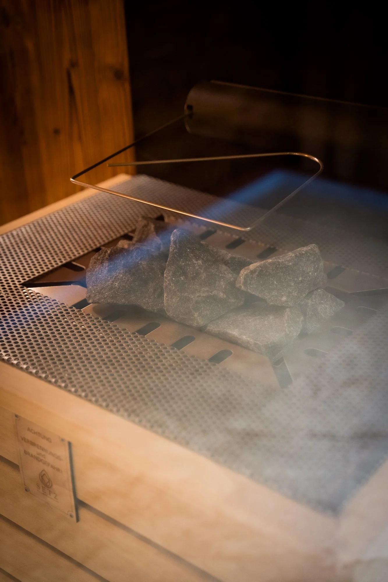 Exklusiver Spa-Bereich mit Sauna und Ruhezone für Gäste der SLØW Chalets.