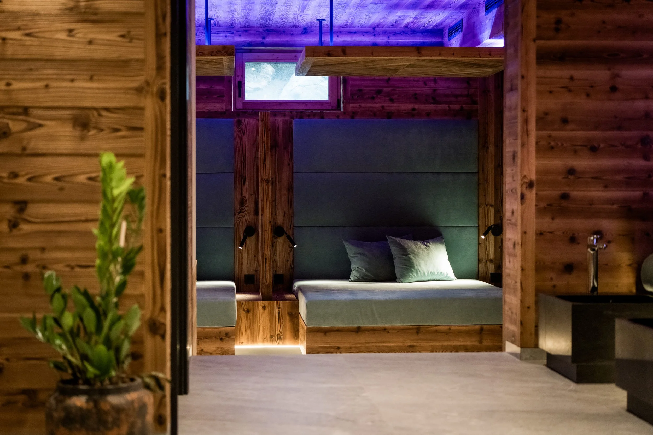 Exklusiver Spa-Bereich mit Sauna und Ruhezone für Gäste der SLØW Chalets.