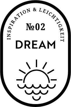 Ein runder Logo mit einem Sonnenaufgang über Wasser, Text 'No.02 DREAM' und einem Sternen- und Wellendesign.