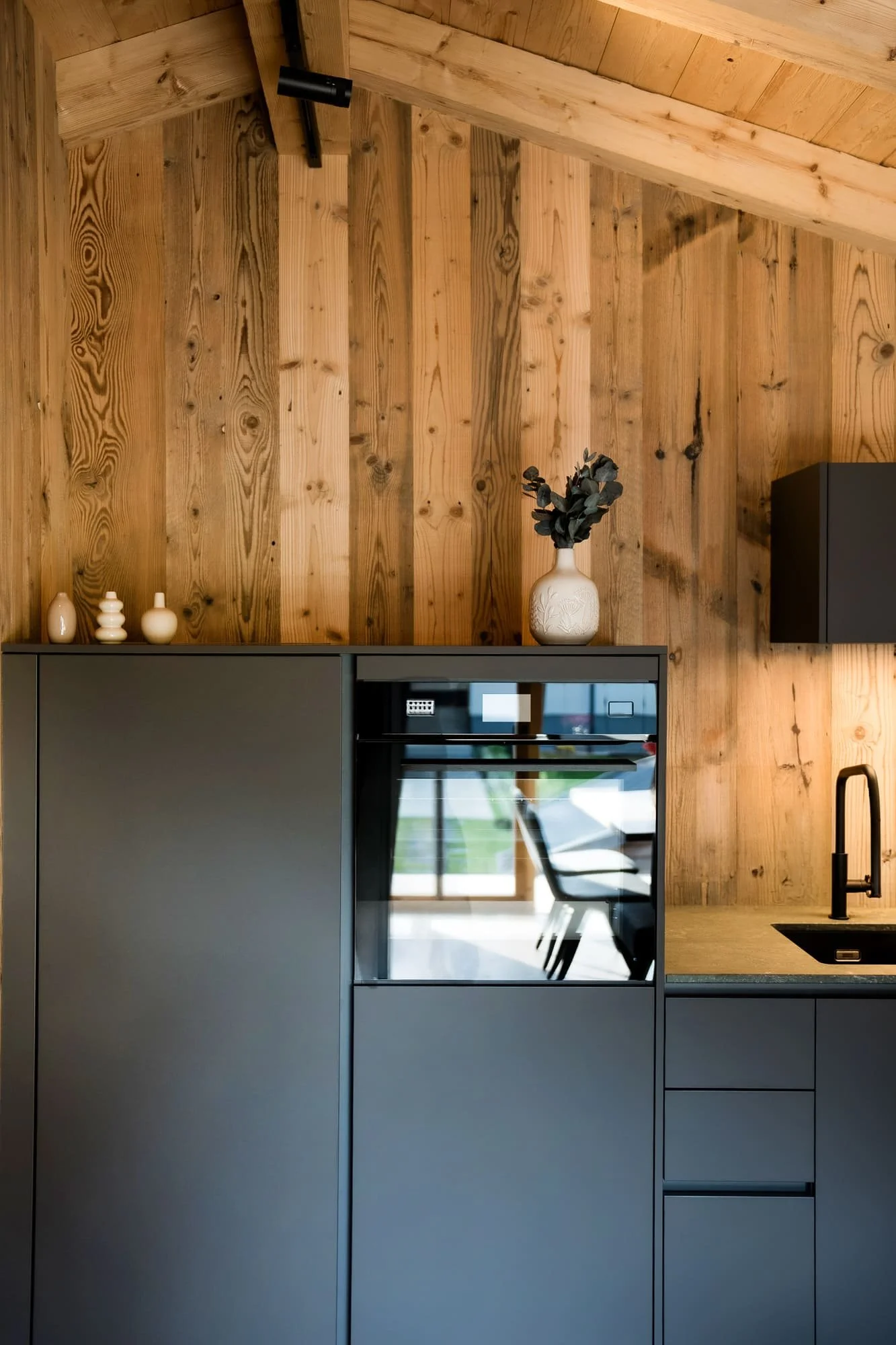 Voll ausgestattete Designküche im SLØW Chalet mit offenem Wohnkonzept.