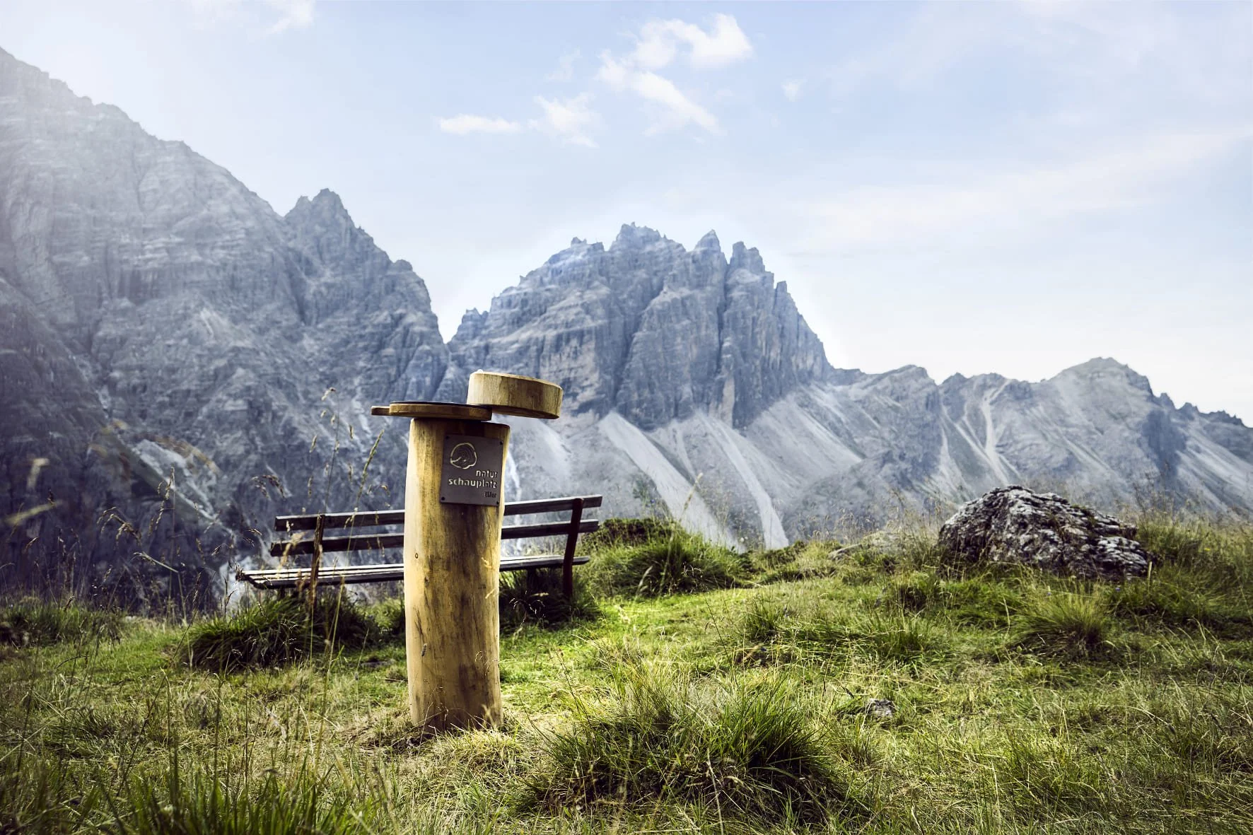Natur- und Berglandschaft des Stubaitals rund um die SLØW Chalets.