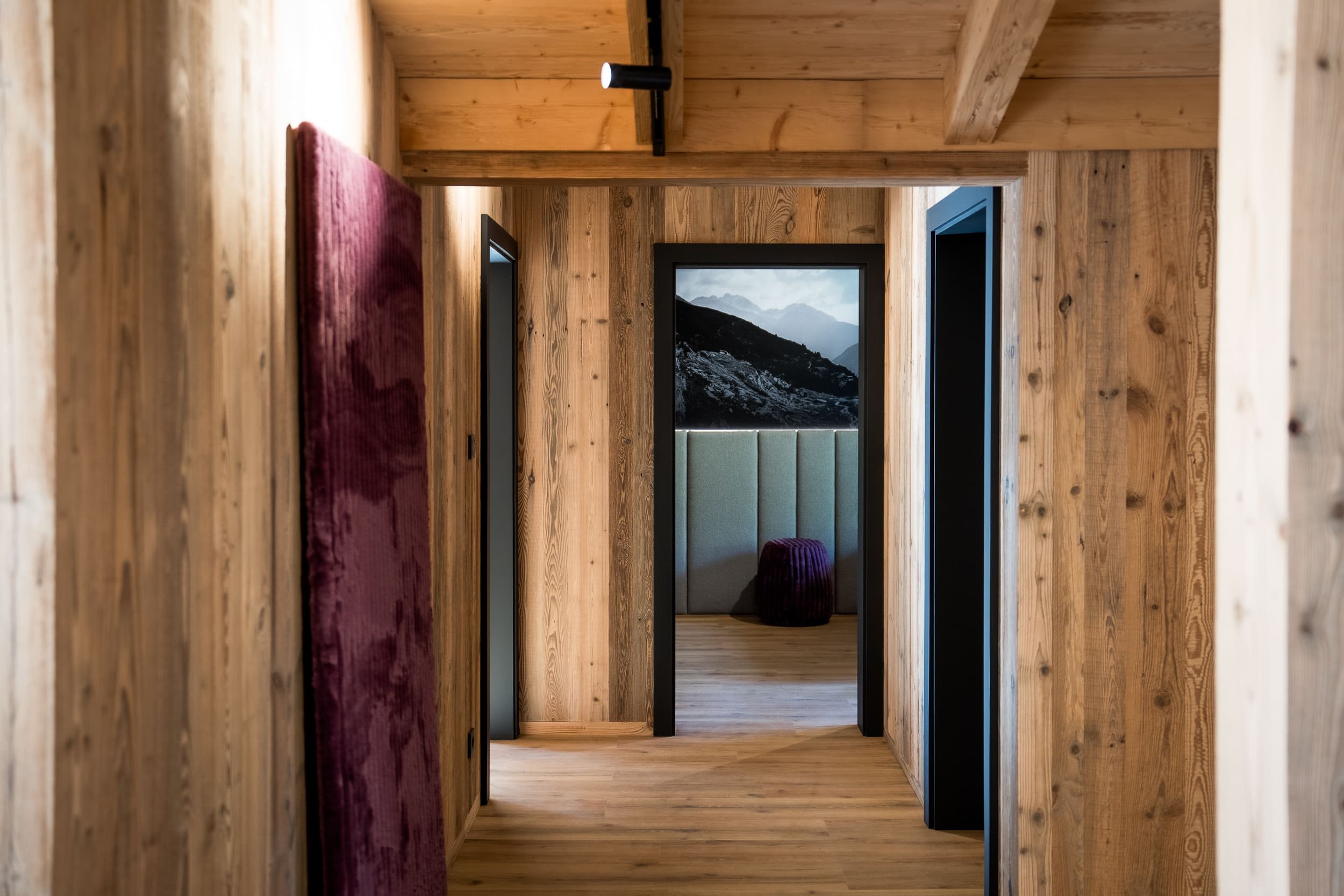 Heller Wohn- und Essbereich im SLØW Chalet mit moderner Einrichtung und großflächigen Fenstern.