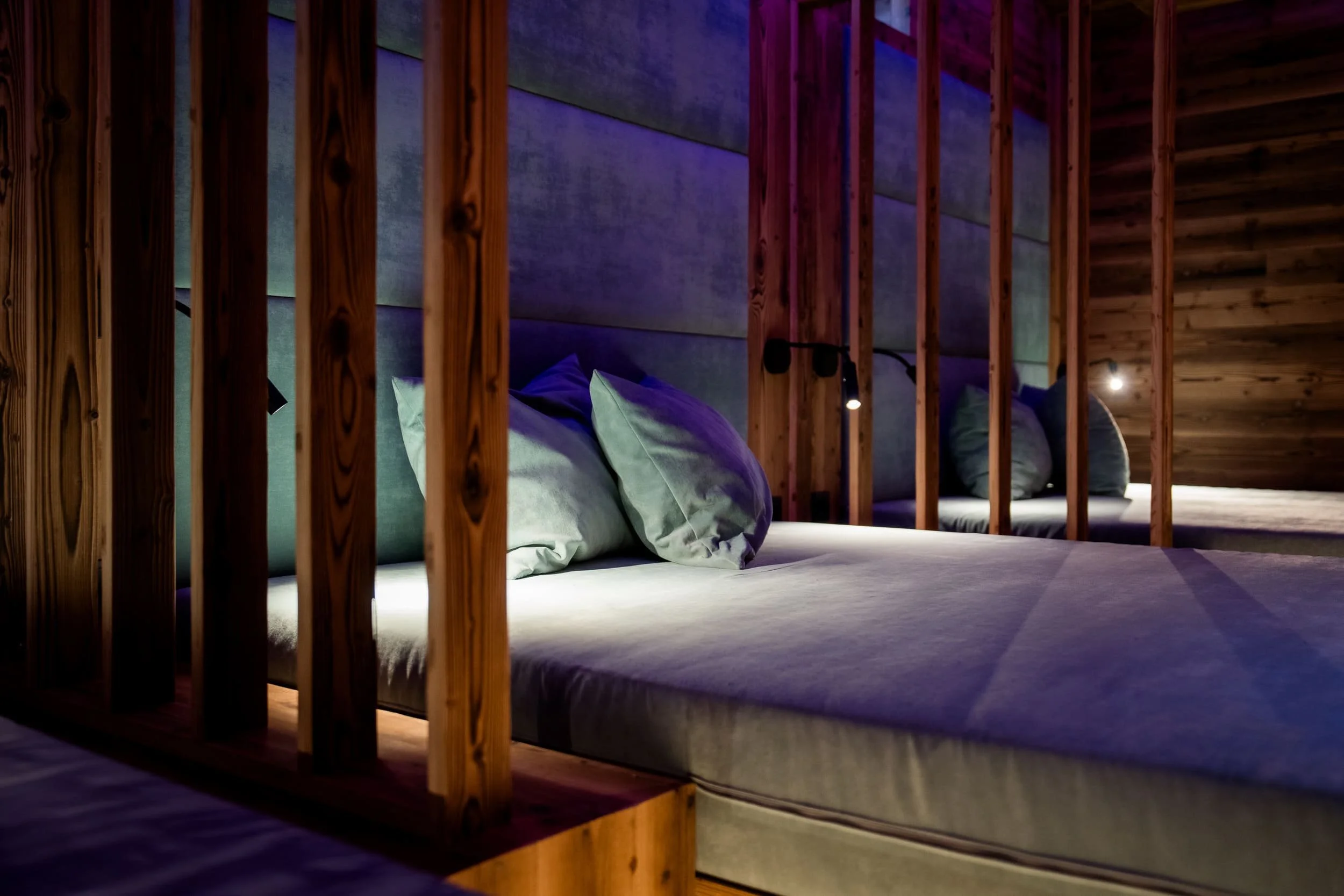 Exklusiver Spa-Bereich mit Sauna und Ruhezone für Gäste der SLØW Chalets.