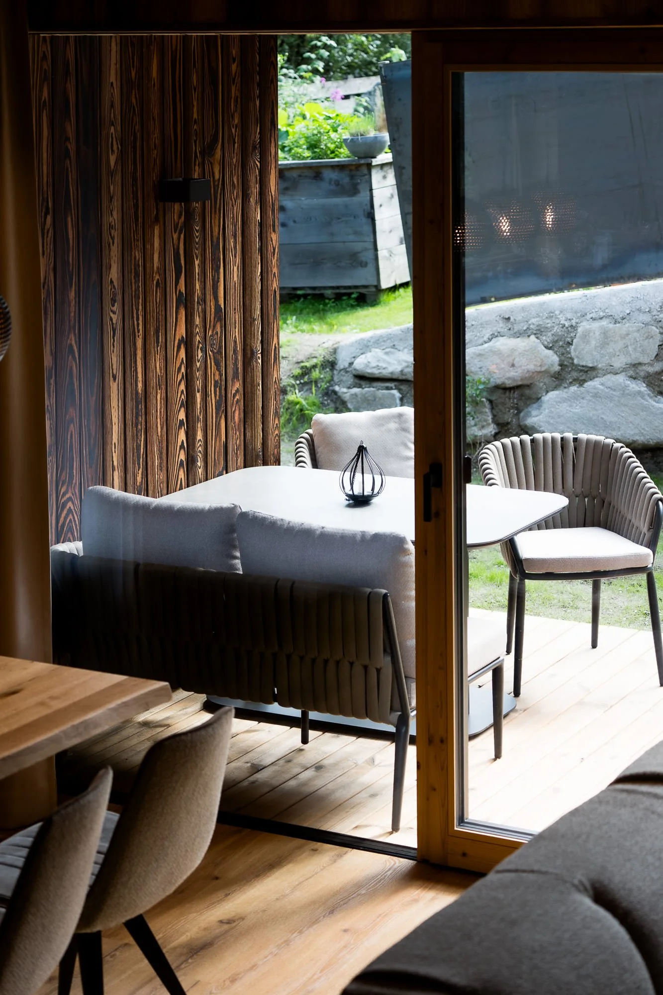 Blick auf die Terrasse bei SLOW Chalets