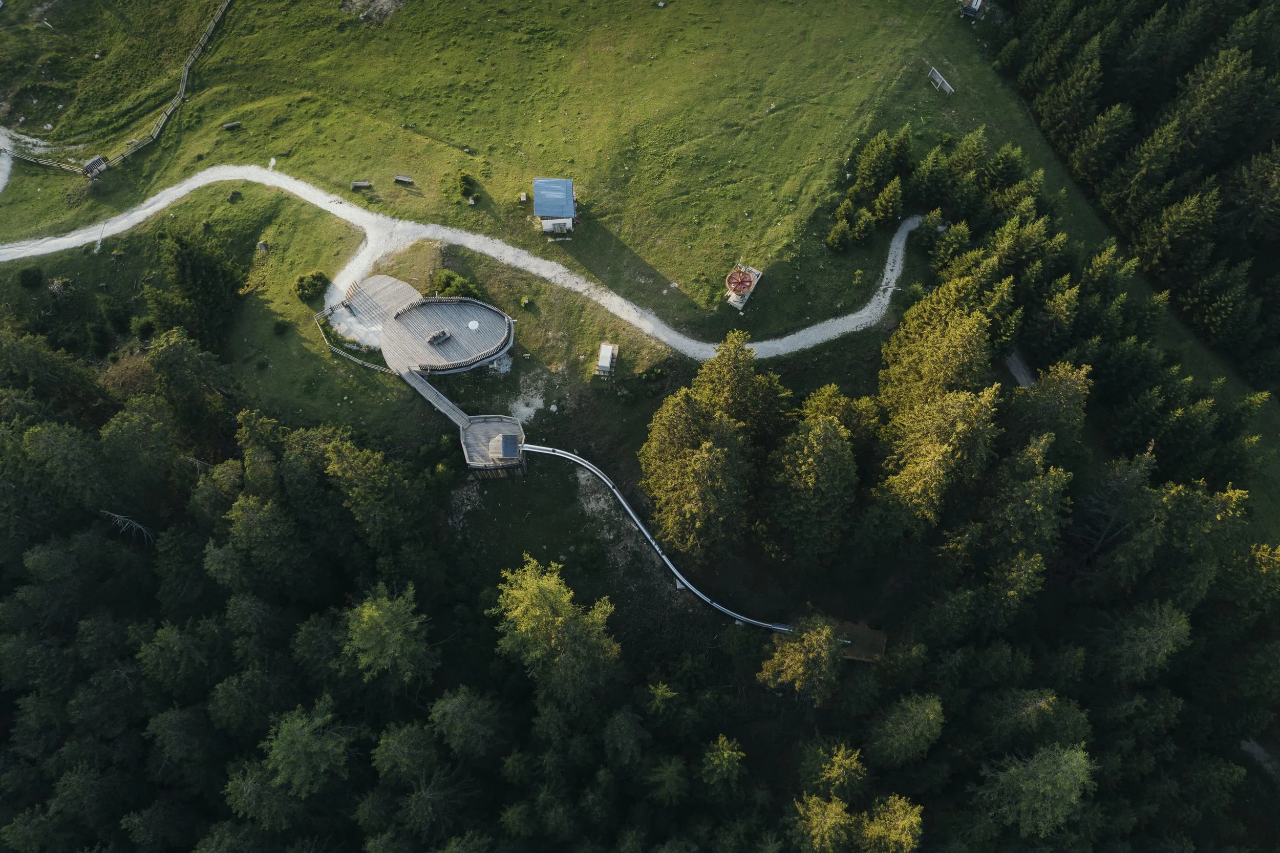 Natur- und Berglandschaft des Stubaitals rund um die SLØW Chalets.
