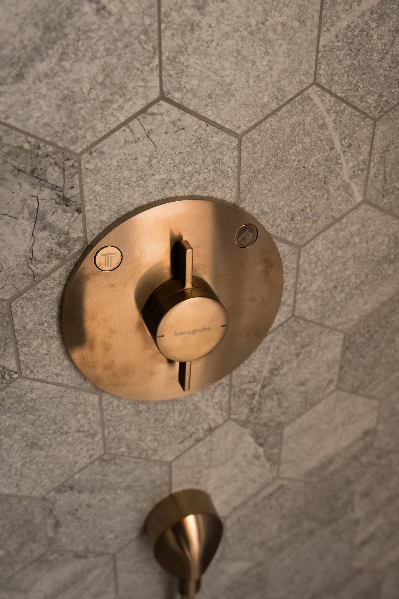Modernes Badezimmer mit Regendusche im SLØW Chalet.
