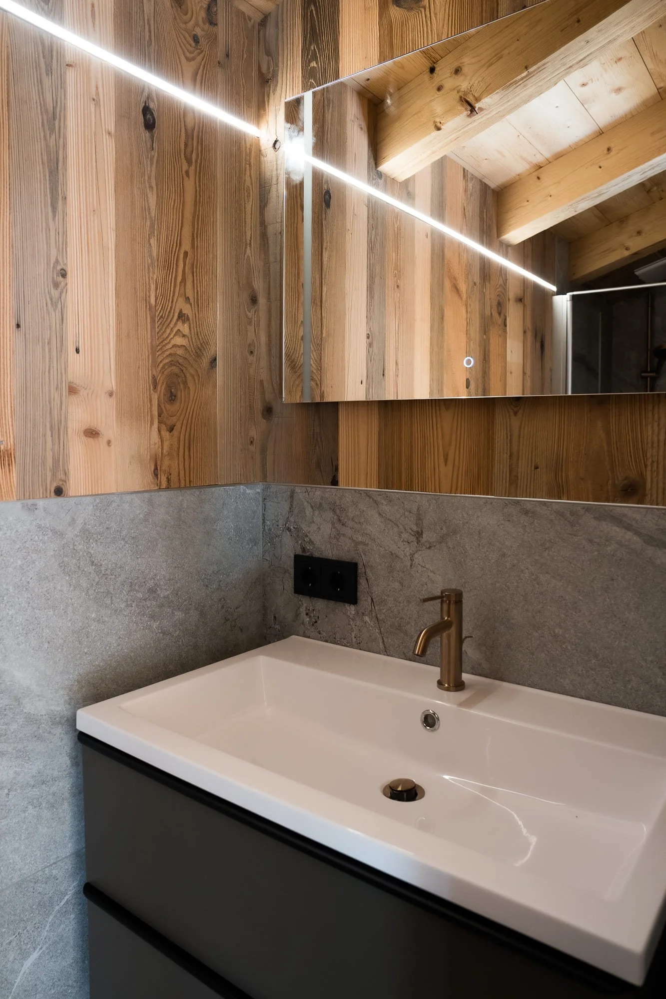 Modernes Badezimmer mit Regendusche im SLØW Chalet.