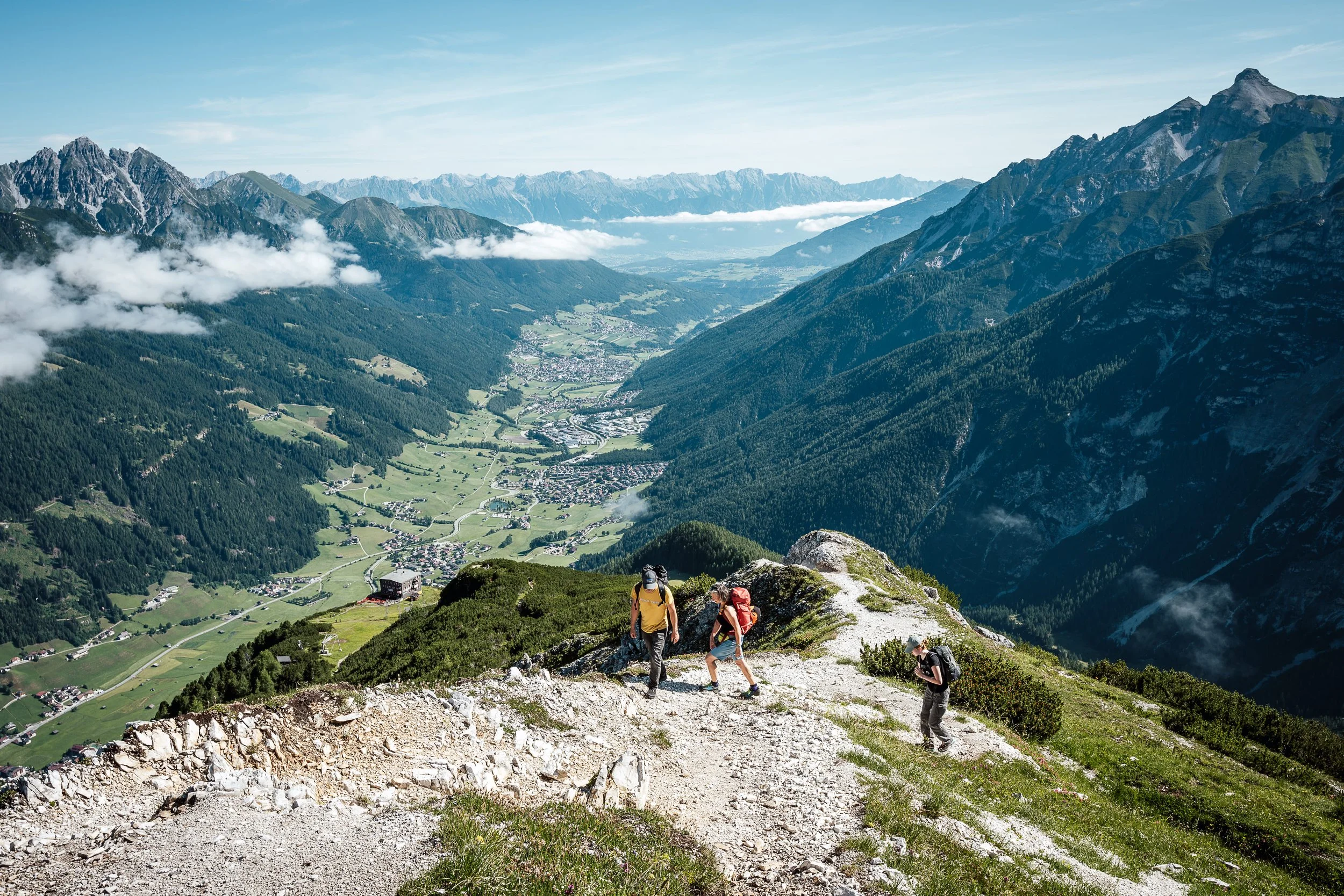 Natur- und Berglandschaft des Stubaitals rund um die SLØW Chalets.