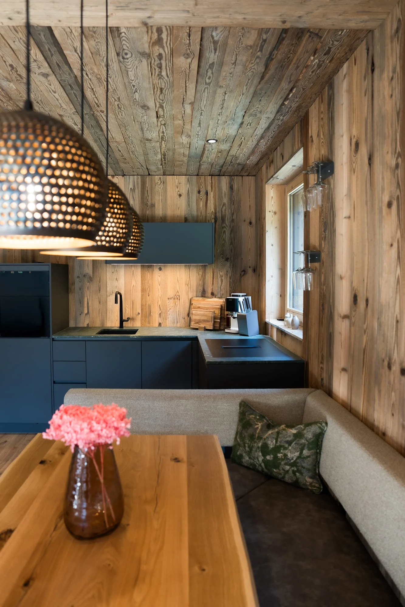 Heller Wohn- und Essbereich im SLØW Chalet mit moderner Einrichtung und großflächigen Fenstern.