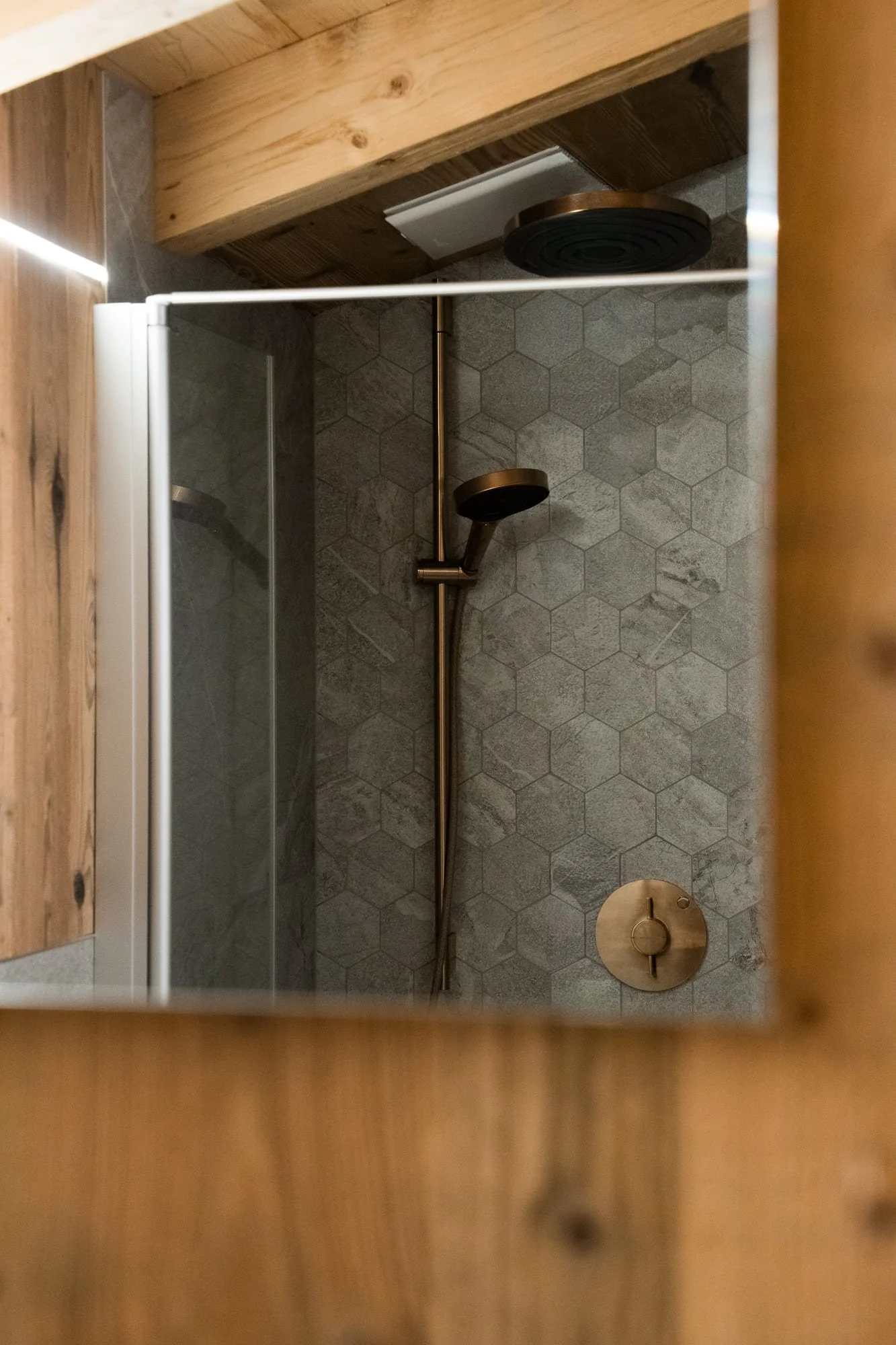 Modernes Badezimmer mit Regendusche im SLØW Chalet.