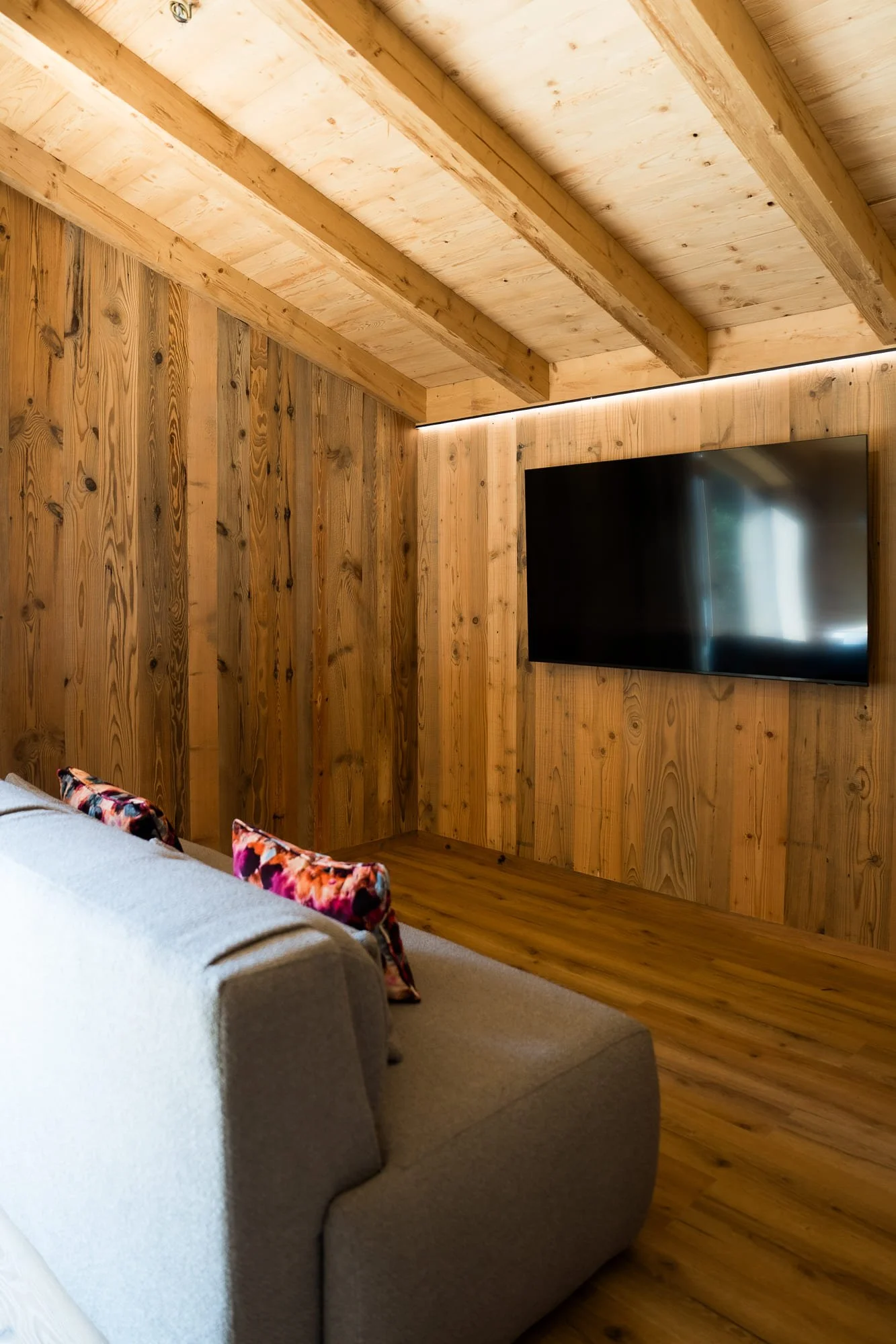 Heller Wohn- und Essbereich im SLØW Chalet mit moderner Einrichtung und großflächigen Fenstern.