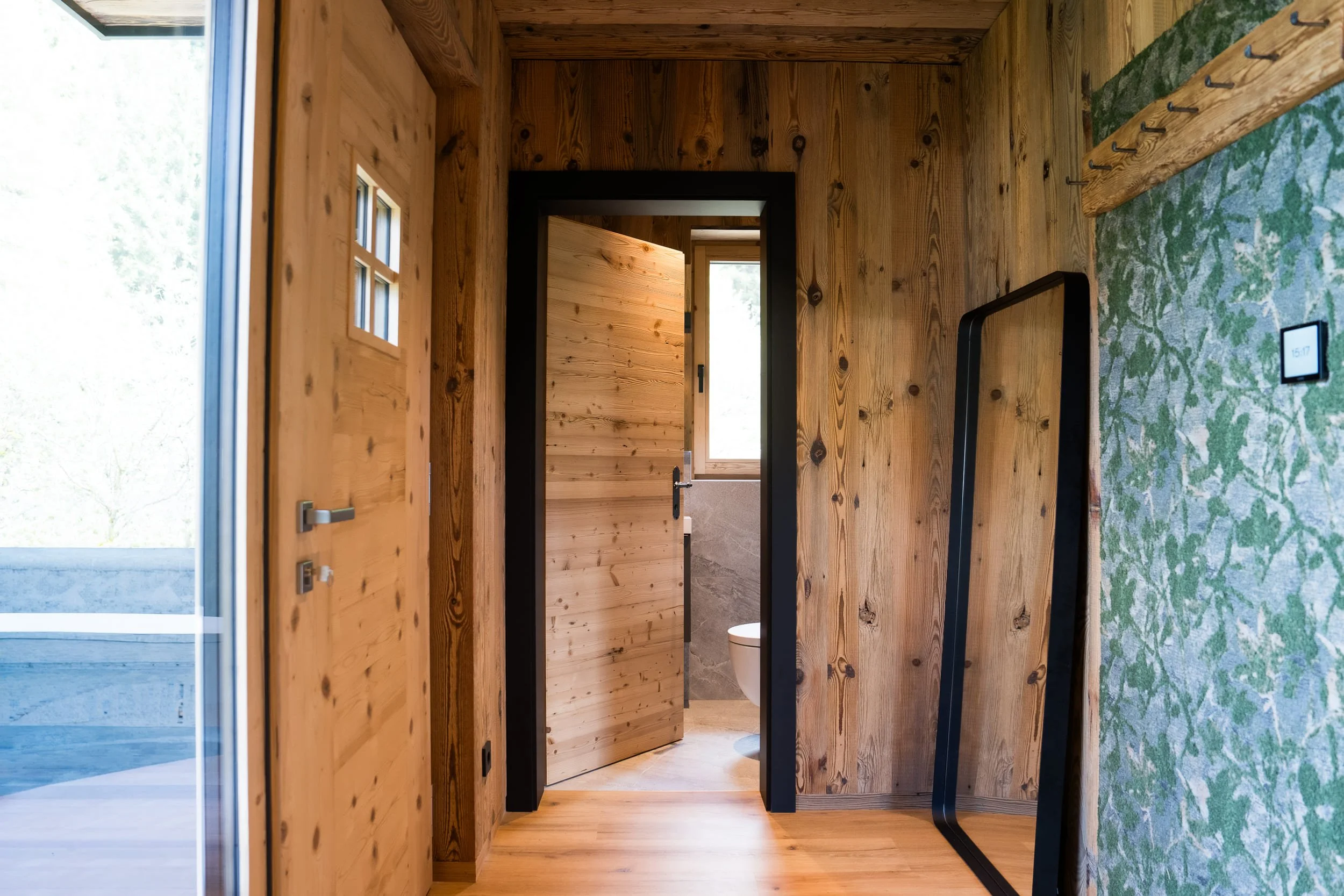 Heller Wohn- und Essbereich im SLØW Chalet mit moderner Einrichtung und großflächigen Fenstern.