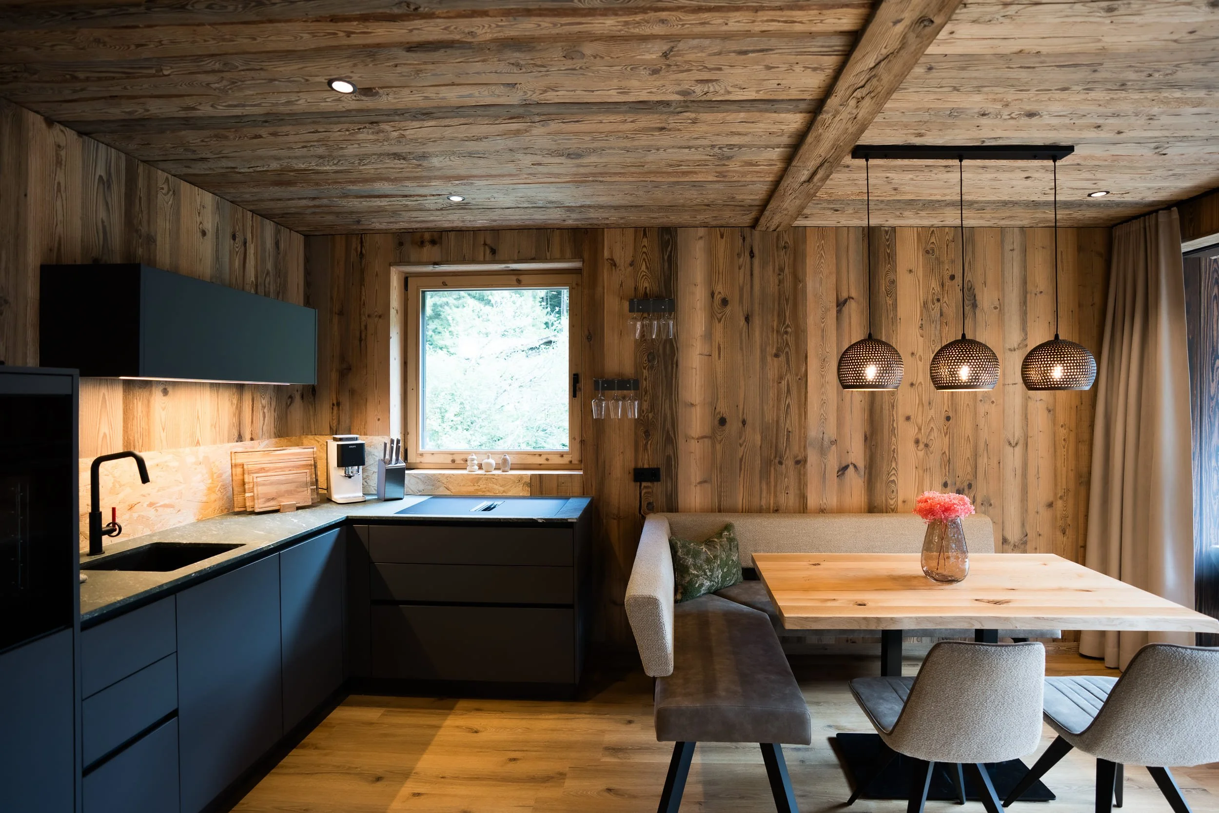 Heller Wohn- und Essbereich im SLØW Chalet mit moderner Einrichtung und großflächigen Fenstern.