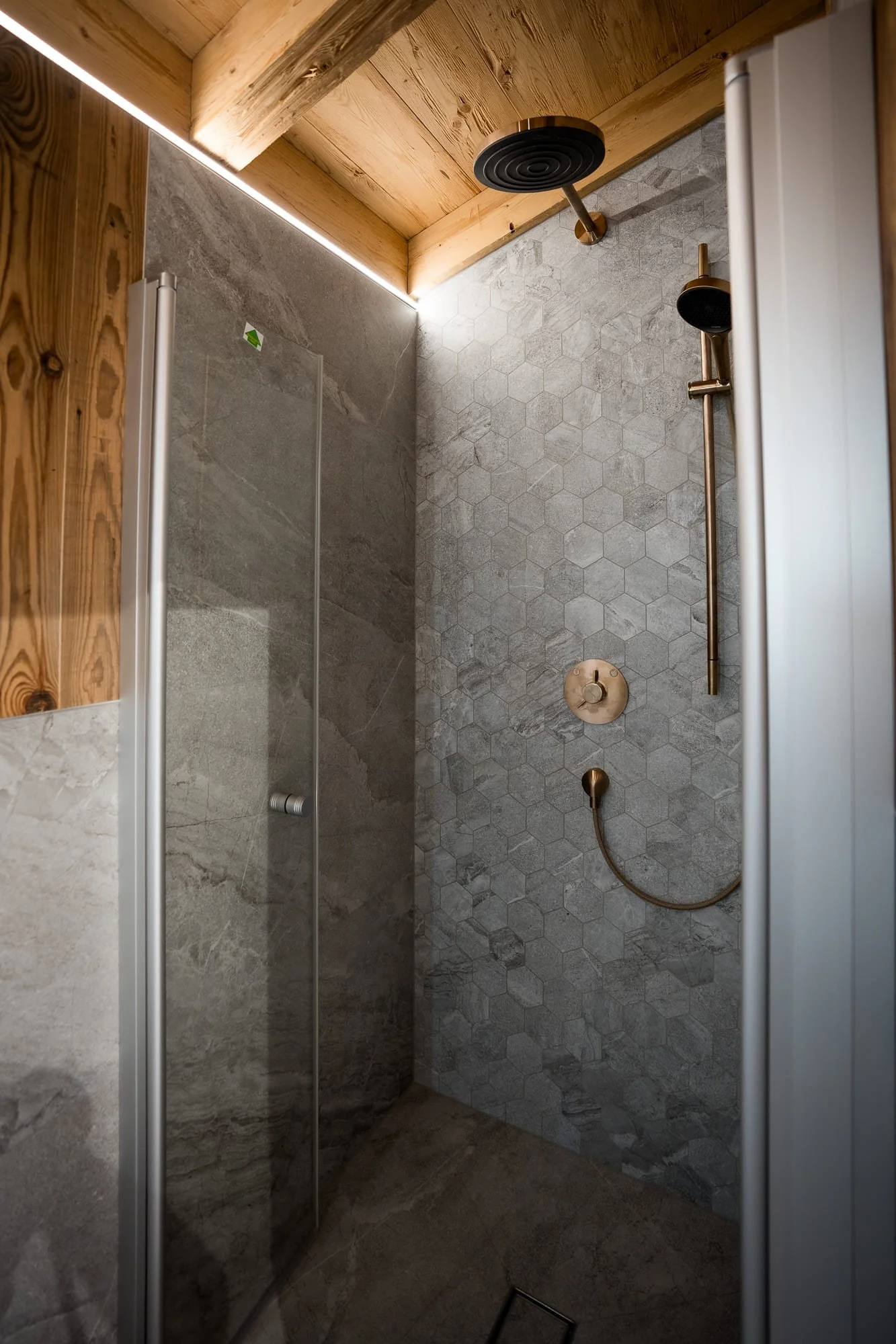 Modernes Badezimmer mit Regendusche im SLØW Chalet.