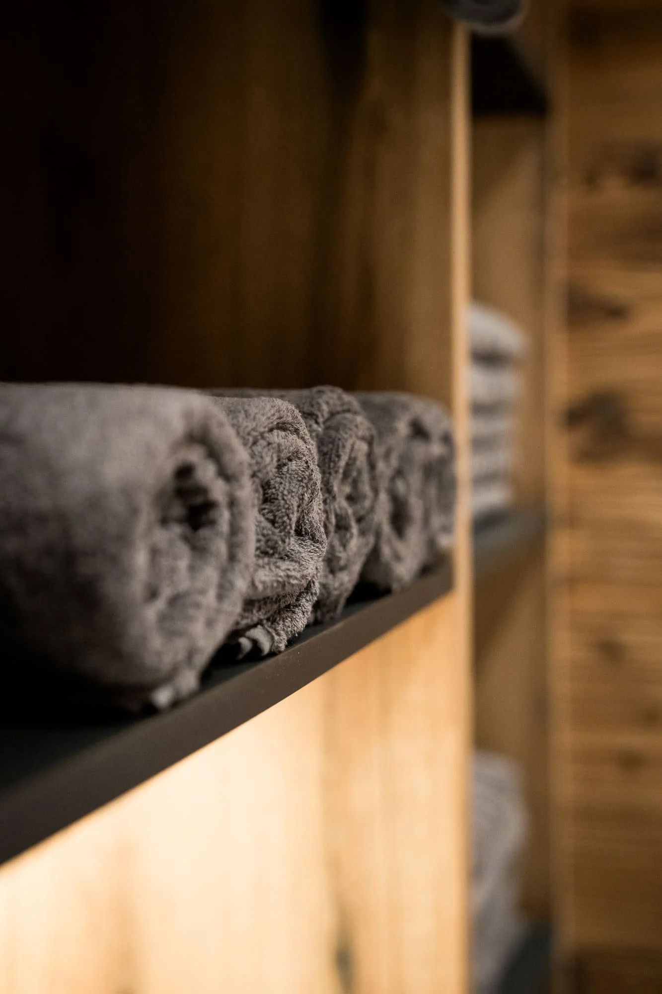 Exklusiver Spa-Bereich mit Sauna und Ruhezone für Gäste der SLØW Chalets.