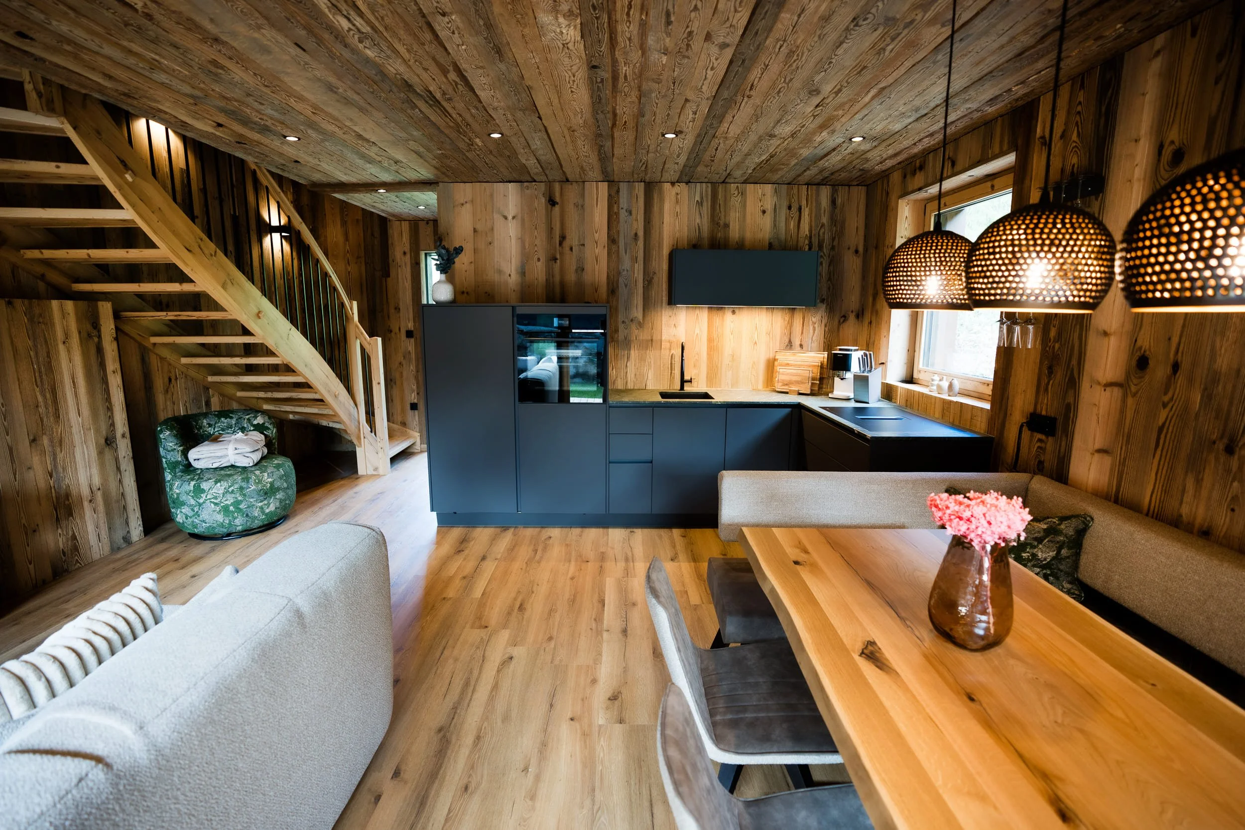 Heller Wohn- und Essbereich im SLØW Chalet mit moderner Einrichtung und großflächigen Fenstern.