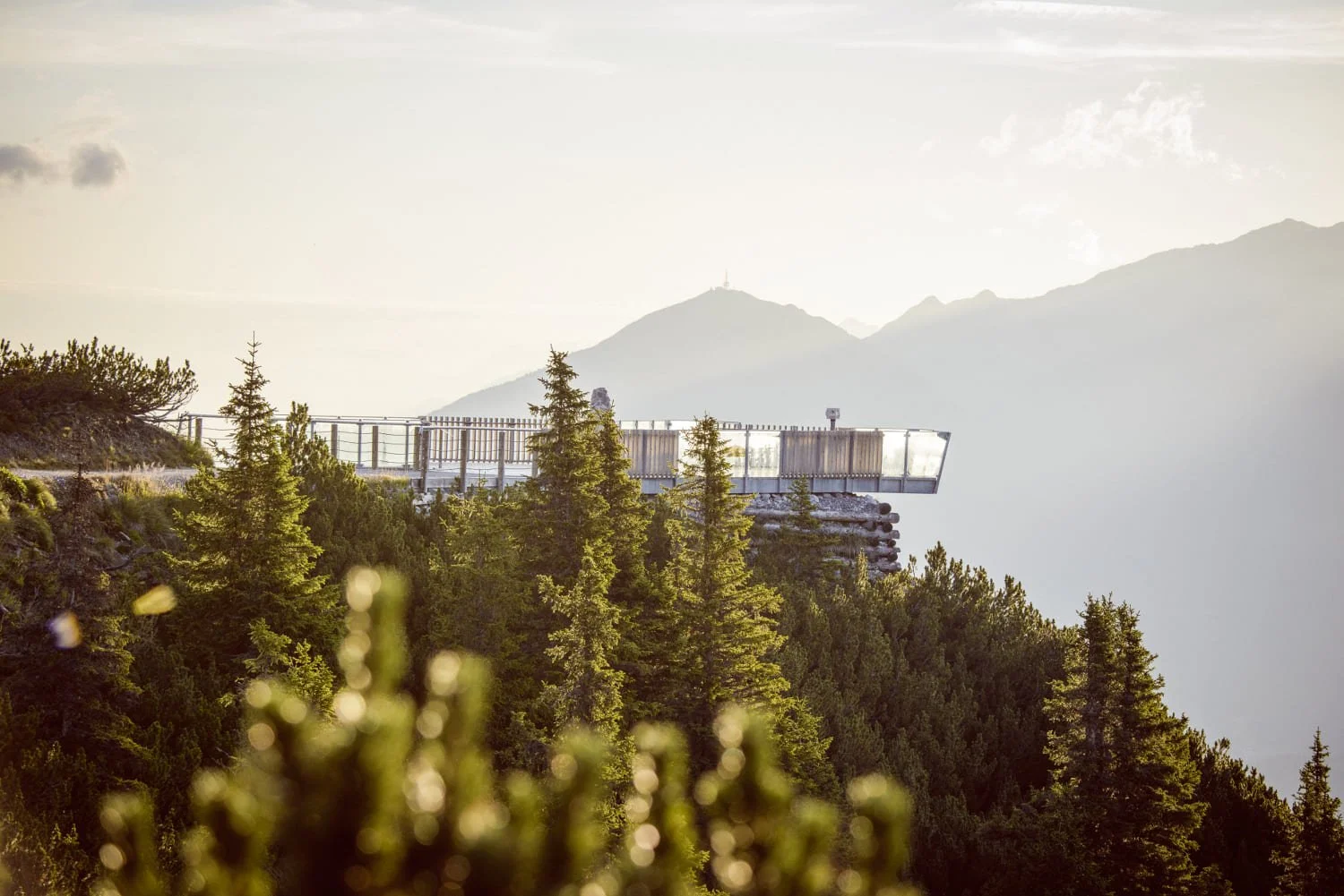 Natur- und Berglandschaft des Stubaitals rund um die SLØW Chalets.