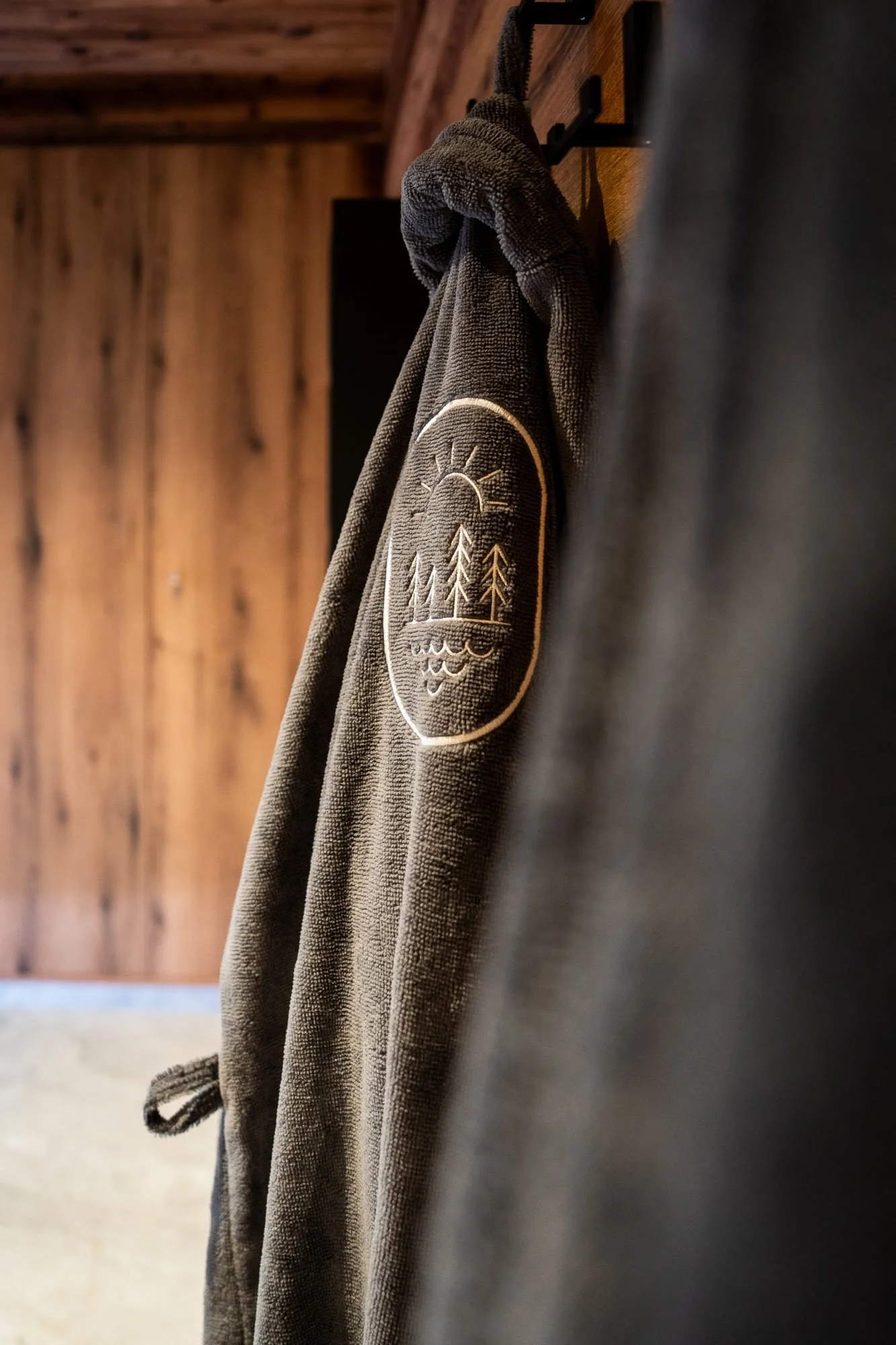 Exklusiver Spa-Bereich mit Sauna und Ruhezone für Gäste der SLØW Chalets.